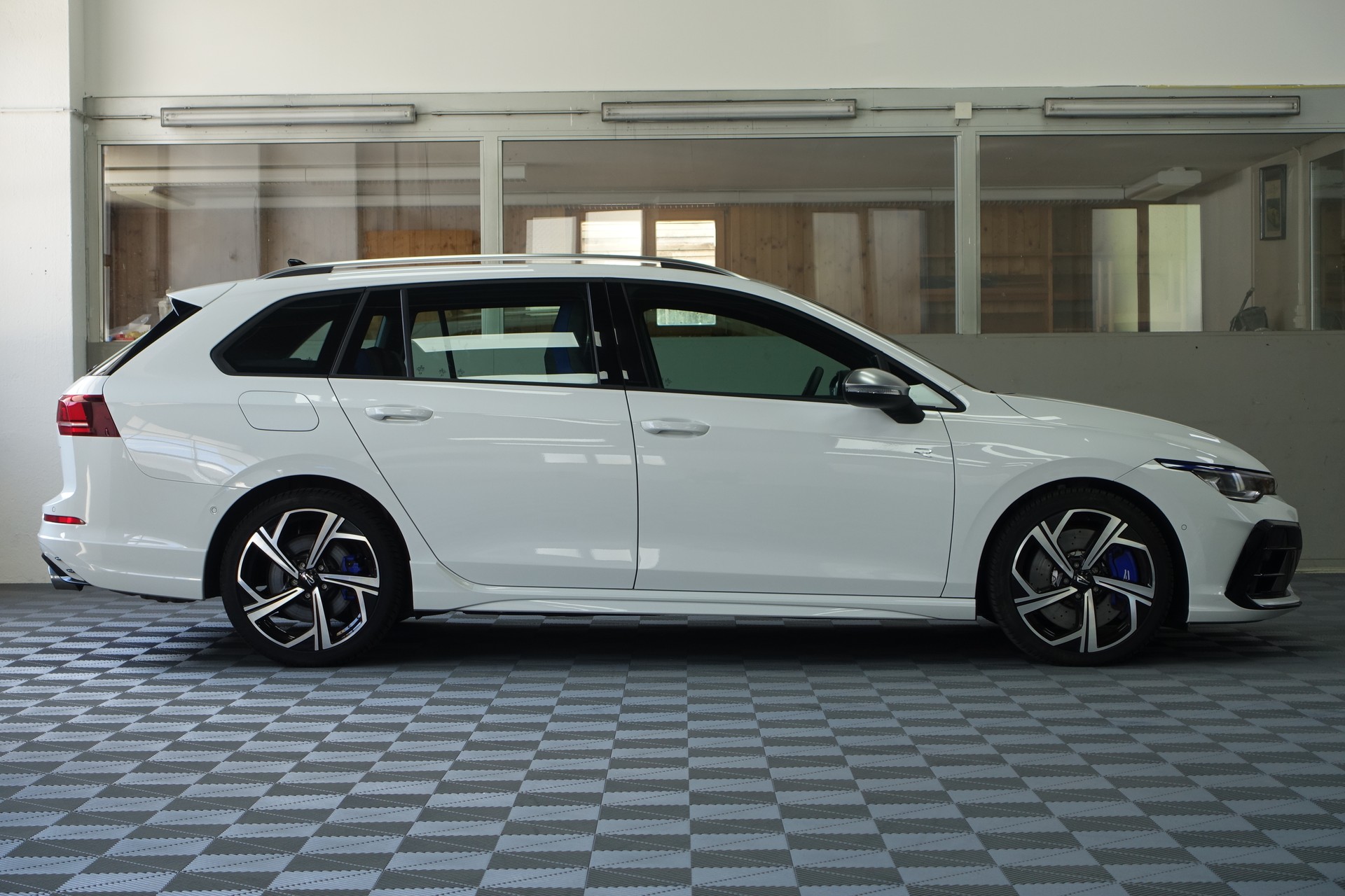 VW Golf Variant 2.0 TSI R DSG 4motion-image-4