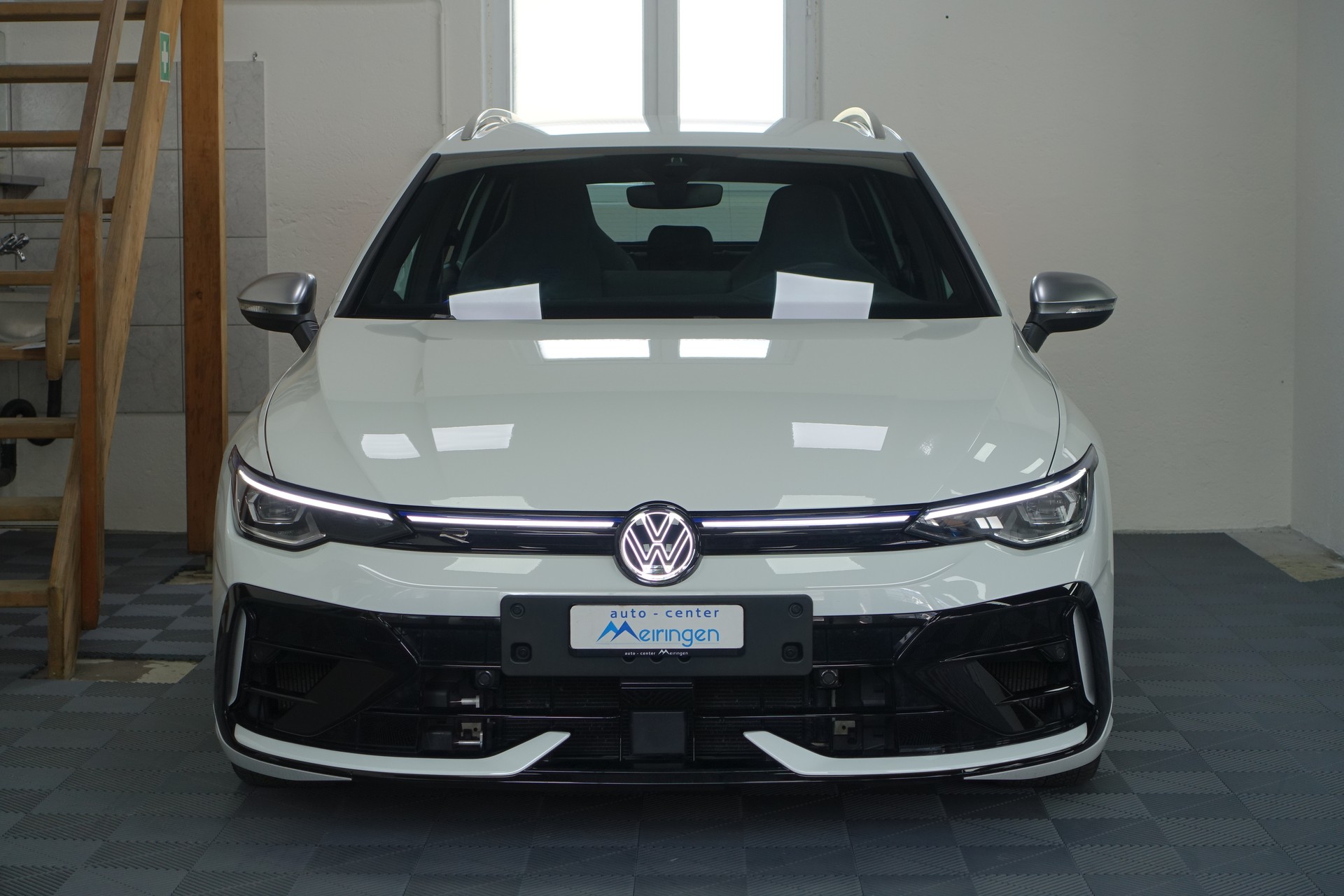 VW Golf Variant 2.0 TSI R DSG 4motion-image-2
