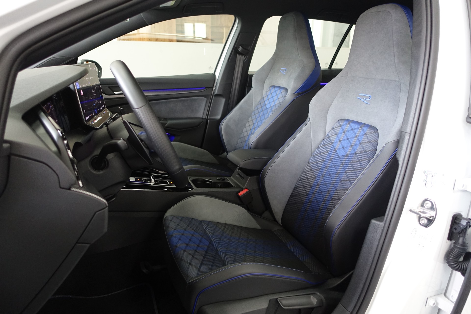 VW Golf Variant 2.0 TSI R DSG 4motion-image-14