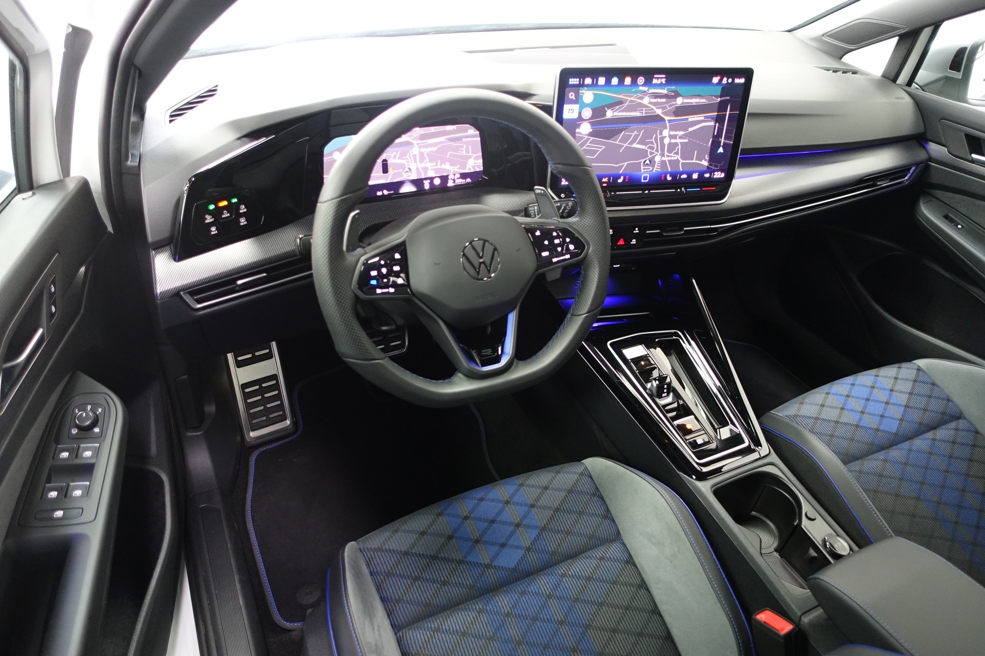 VW Golf Variant 2.0 TSI R DSG 4motion-image-12