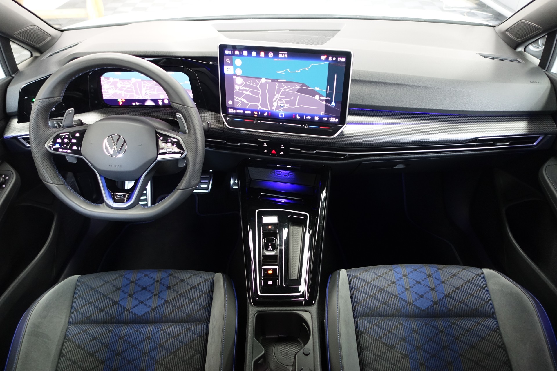 VW Golf Variant 2.0 TSI R DSG 4motion-image-17