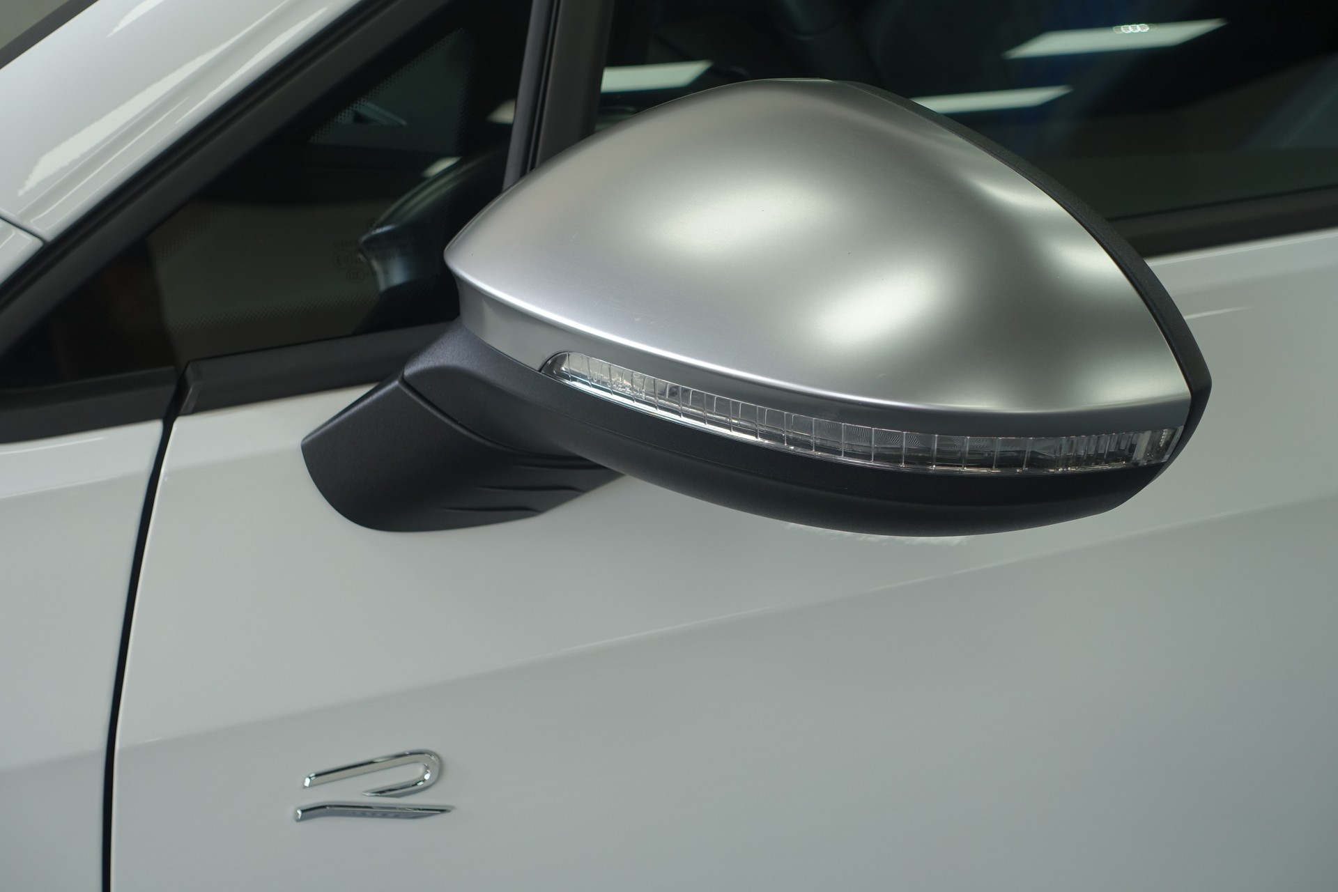 VW Golf Variant 2.0 TSI R DSG 4motion-image-9