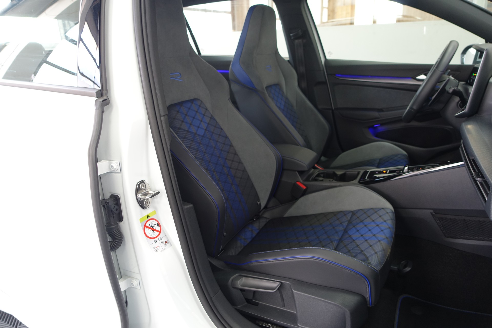 VW Golf Variant 2.0 TSI R DSG 4motion-image-15
