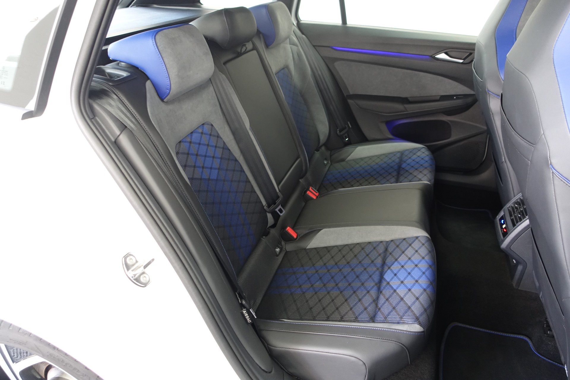 VW Golf Variant 2.0 TSI R DSG 4motion-image-16