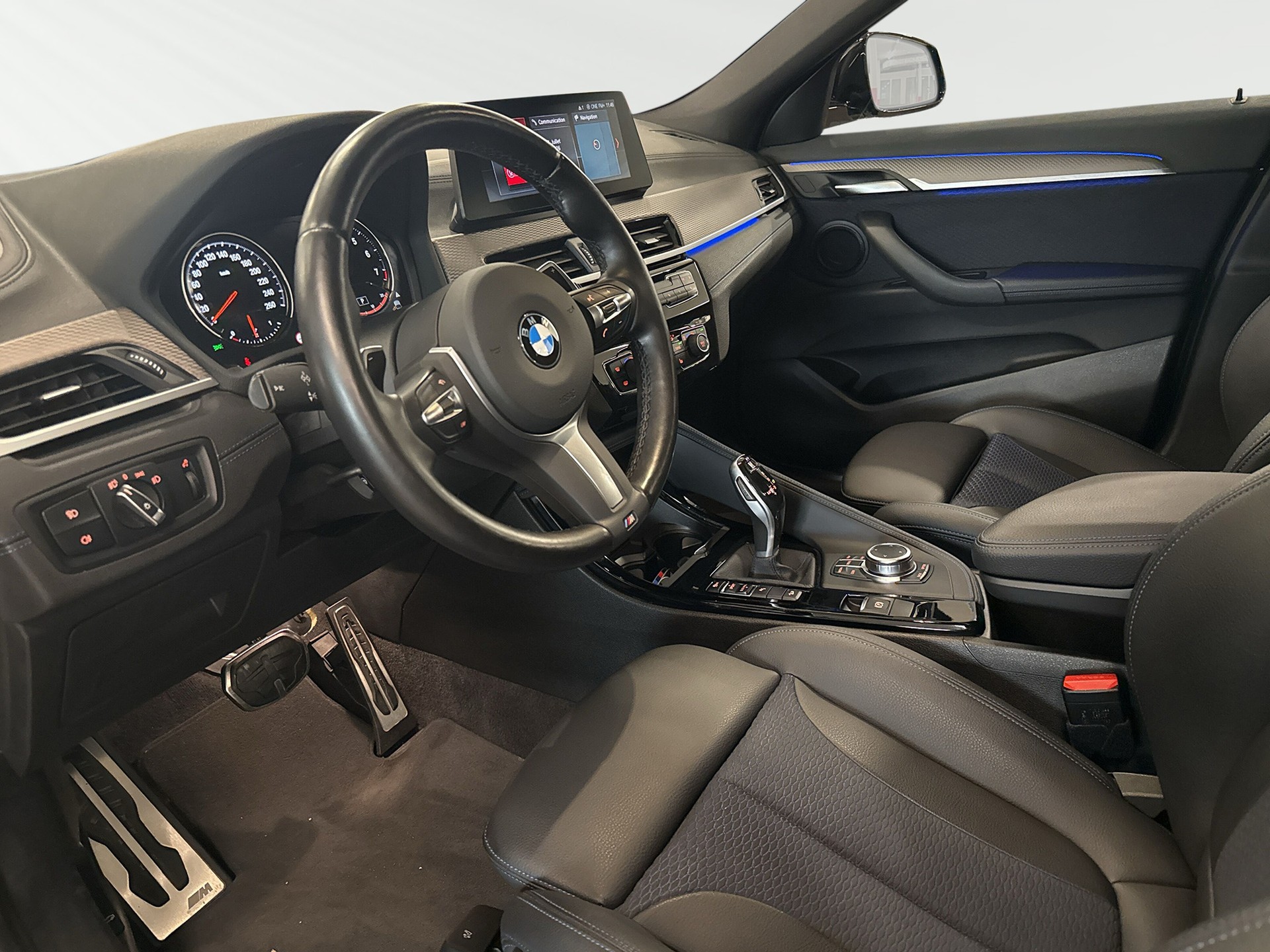 BMW X2 xDrive 20i M Sport-showroom-element-3