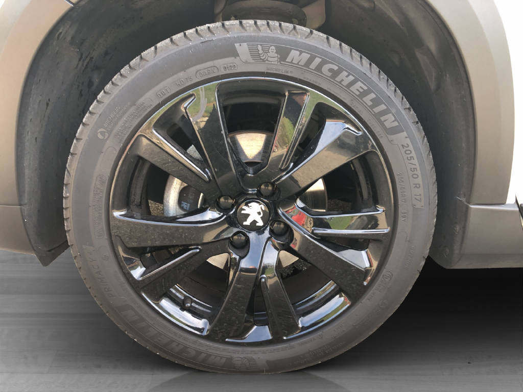 PEUGEOT 2008 1.2 PureTech 130 GT Line S/S-image-9
