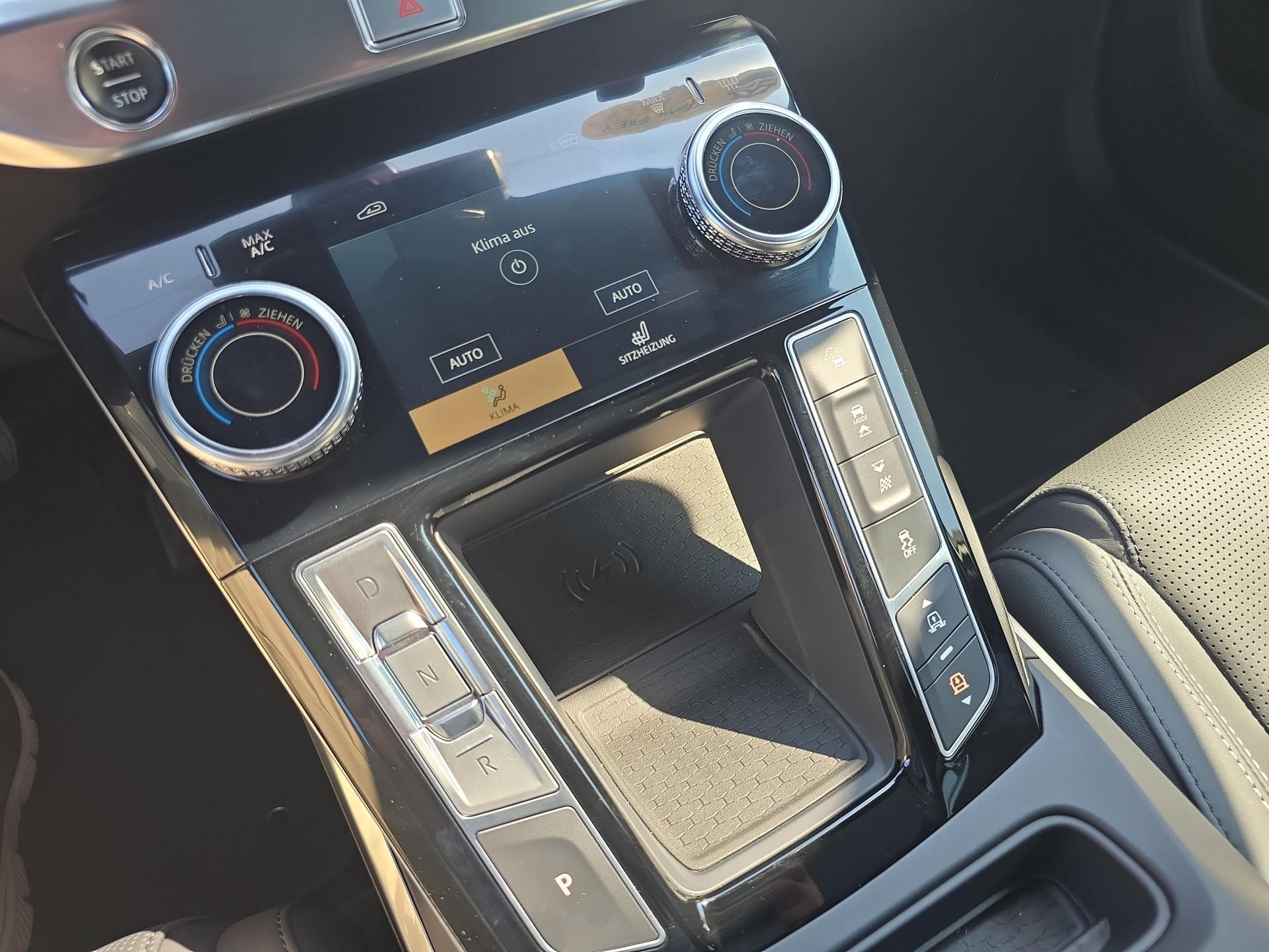 JAGUAR I-Pace EV400 R-Dynamic HSE AWD-image-15