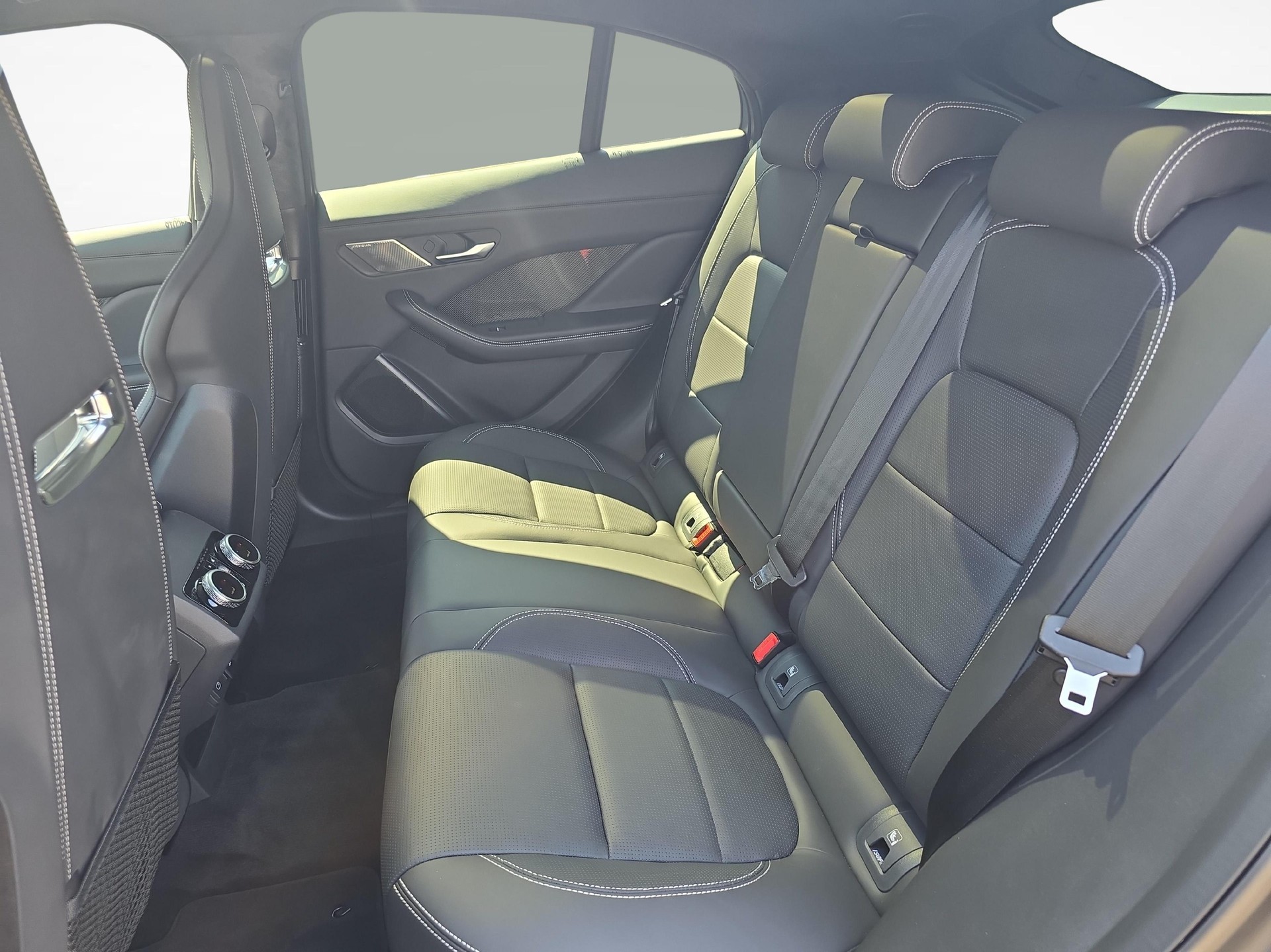 JAGUAR I-Pace EV400 R-Dynamic HSE AWD-image-11