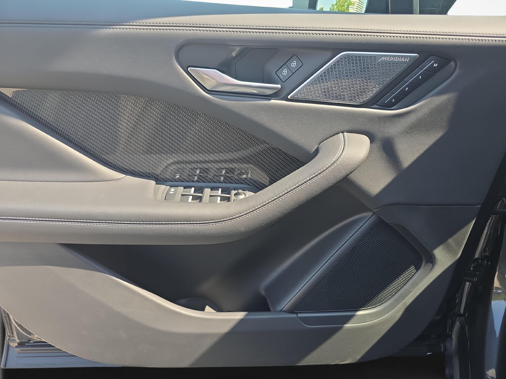JAGUAR I-Pace EV400 R-Dynamic HSE AWD-image-17