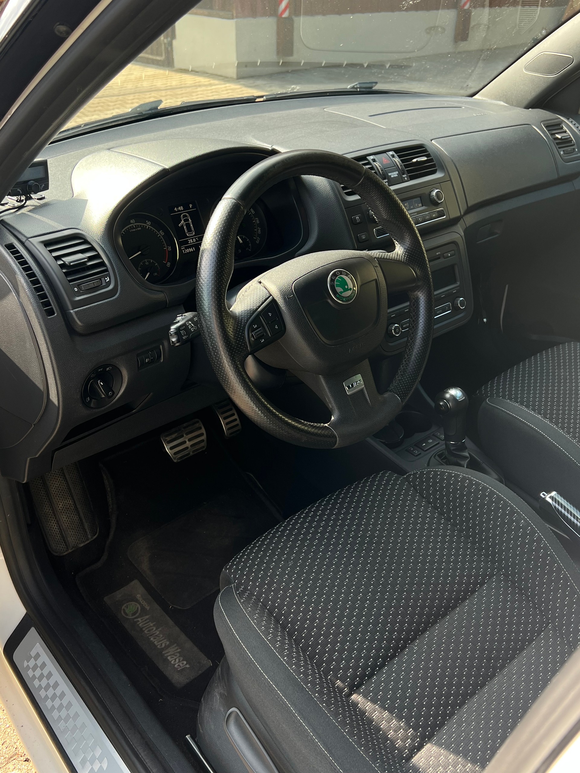 SKODA Fabia 1.4 TSI RS DSG-image-5