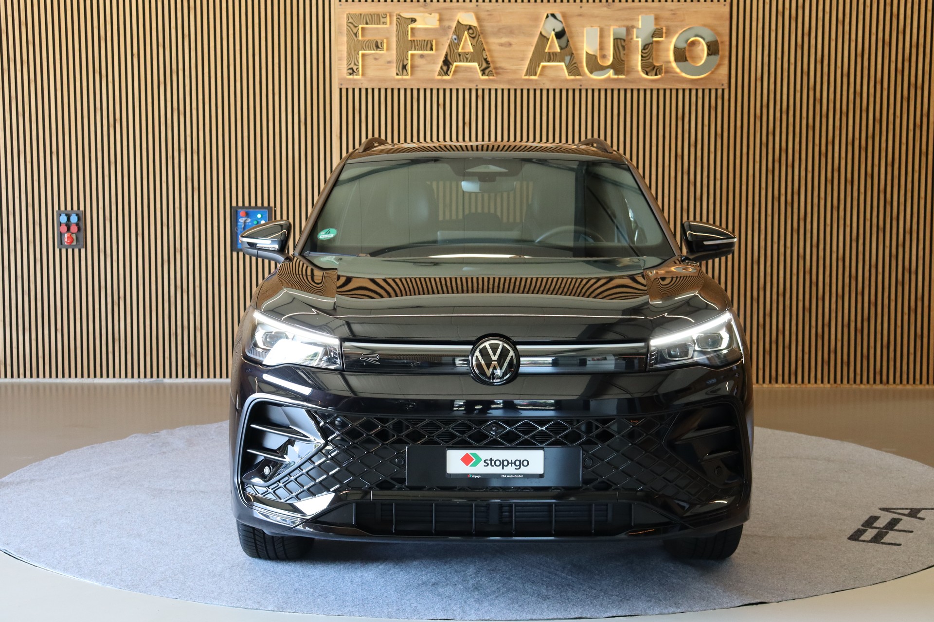 VW Tiguan 2.0 TDI SCR R-Line DSG 4motion-image-1