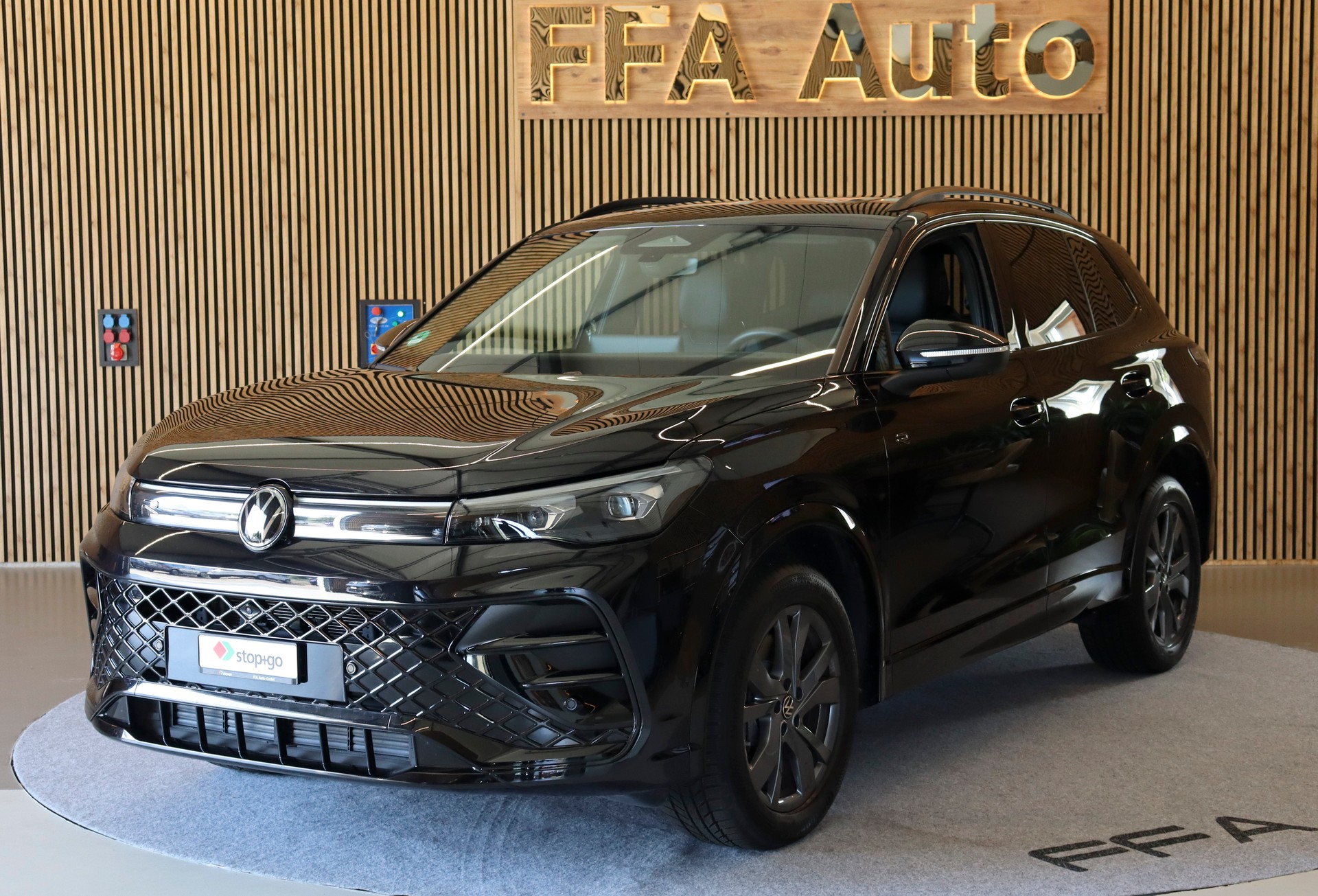 VW Tiguan 2.0 TDI SCR R-Line DSG 4motion-image-0