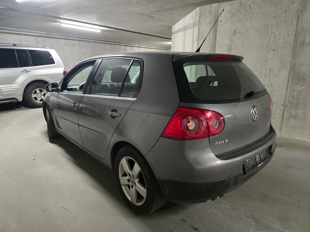 VW Golf 2.0 TDI Sportline 4Motion-image-5