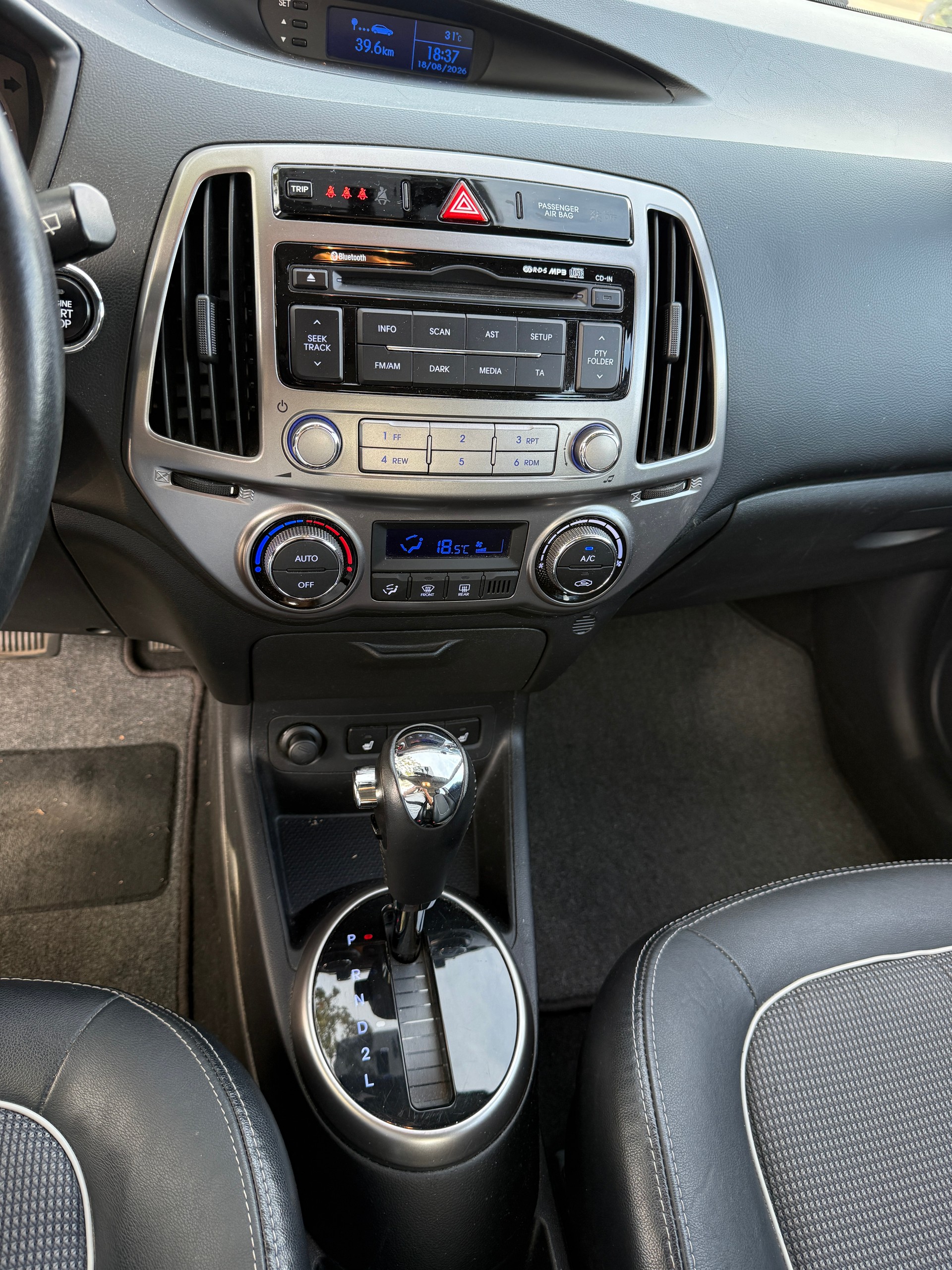 HYUNDAI i20 1.4 Premium Automatic-image-5