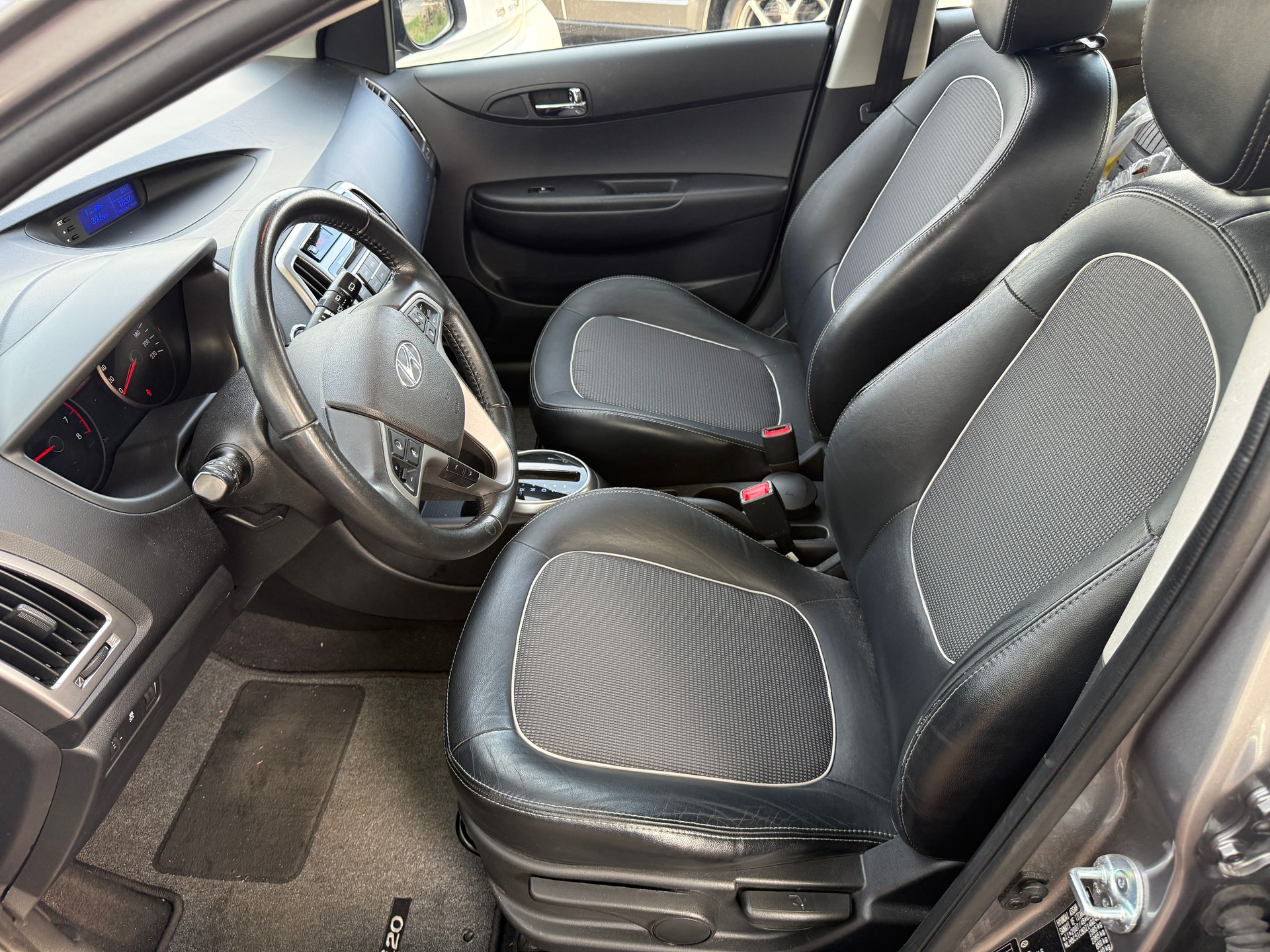 HYUNDAI i20 1.4 Premium Automatic-image-7