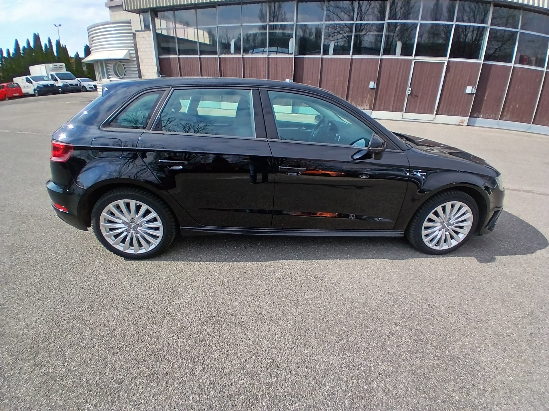 AUDI A3 Sportback 1.4 e-tron Ambition S-tronic-image-6