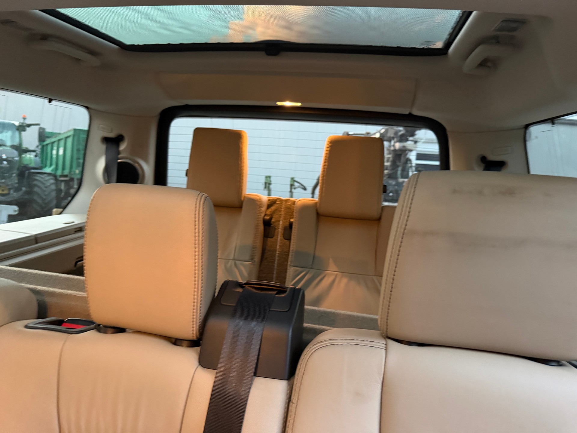LAND ROVER Discovery 3.0 SDV6 Graphite Automatic-image-2