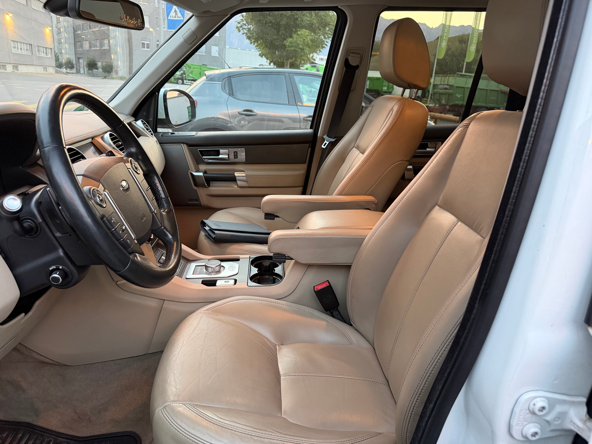 LAND ROVER Discovery 3.0 SDV6 Graphite Automatic-image-6