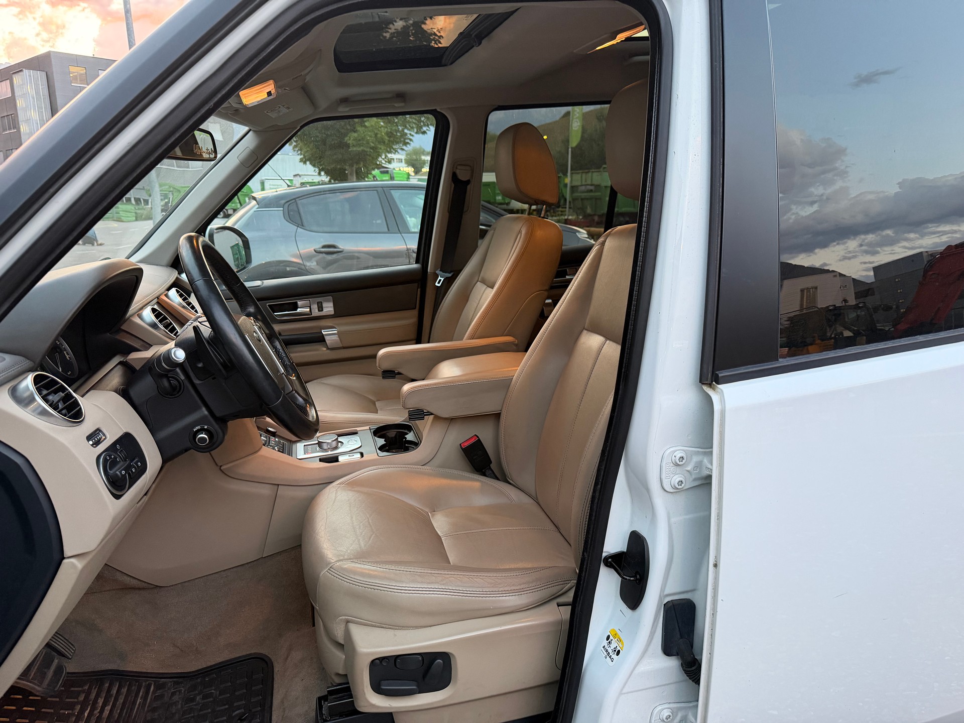 LAND ROVER Discovery 3.0 SDV6 Graphite Automatic-image-5
