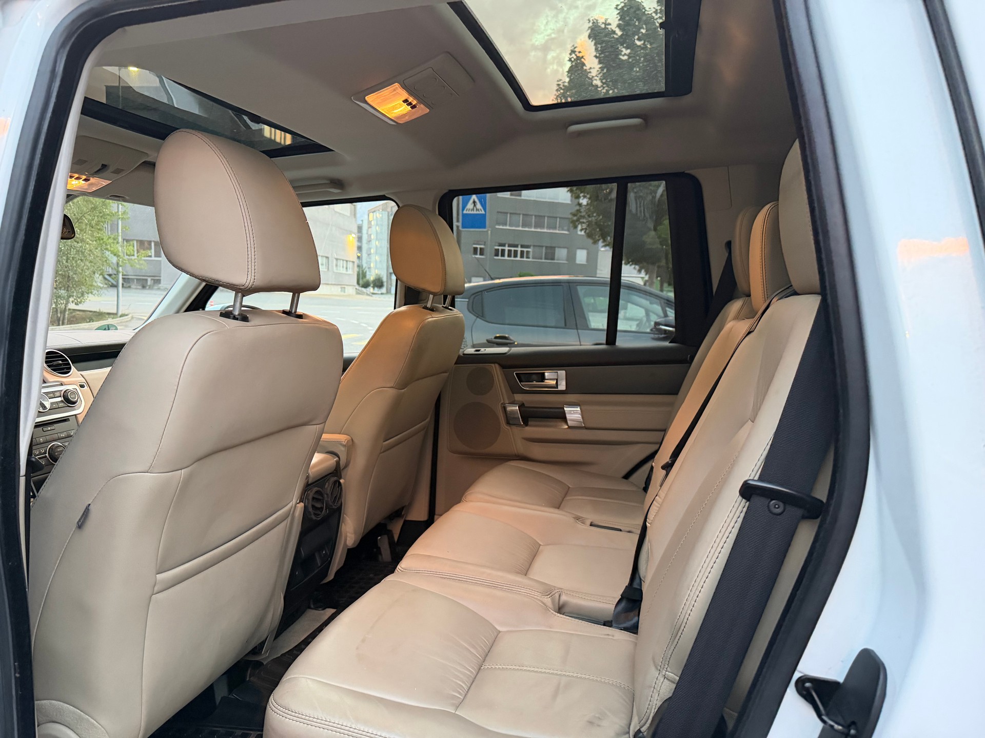 LAND ROVER Discovery 3.0 SDV6 Graphite Automatic-image-3
