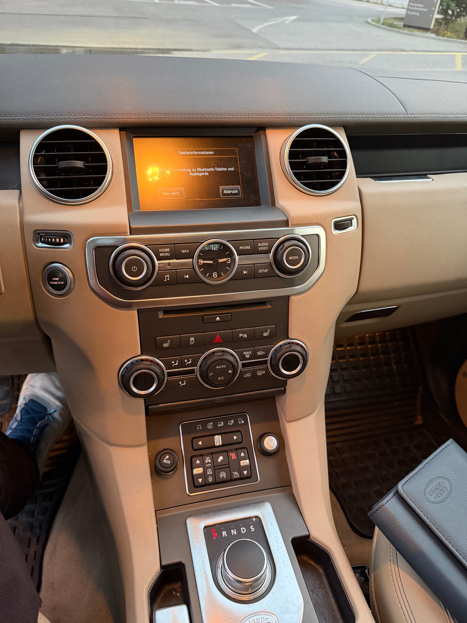 LAND ROVER Discovery 3.0 SDV6 Graphite Automatic-image-4