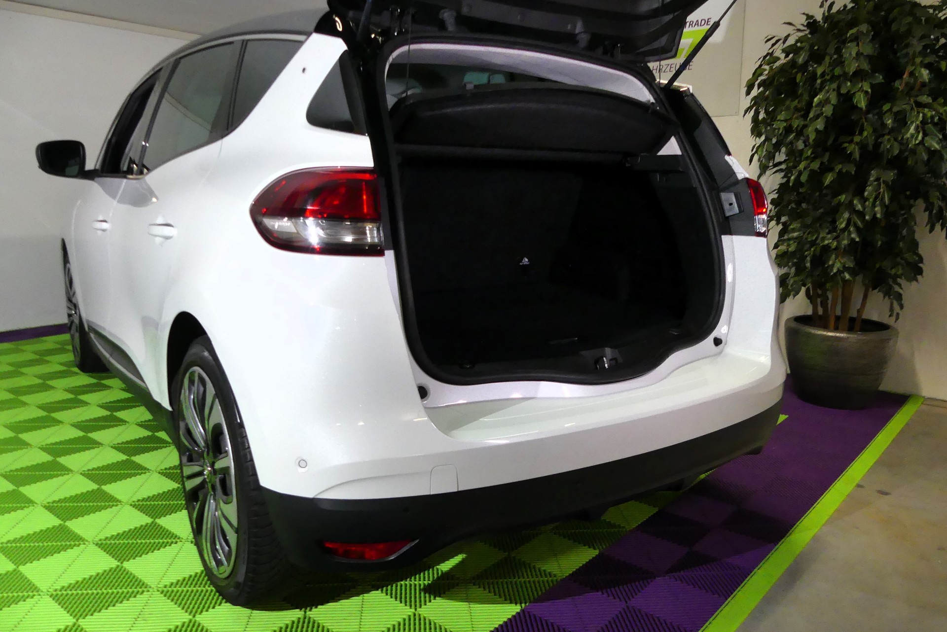 RENAULT Scénic 1.3 16V Turbo Intens EDC-image-11