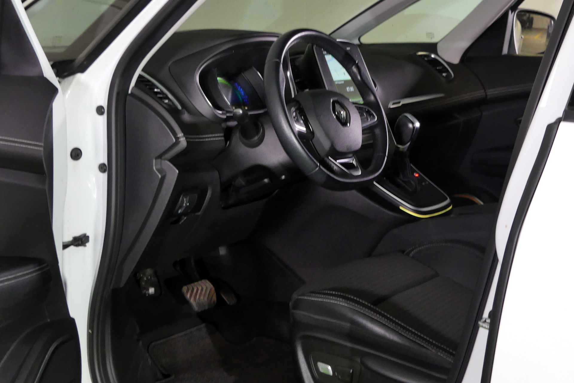 RENAULT Scénic 1.3 16V Turbo Intens EDC-image-13