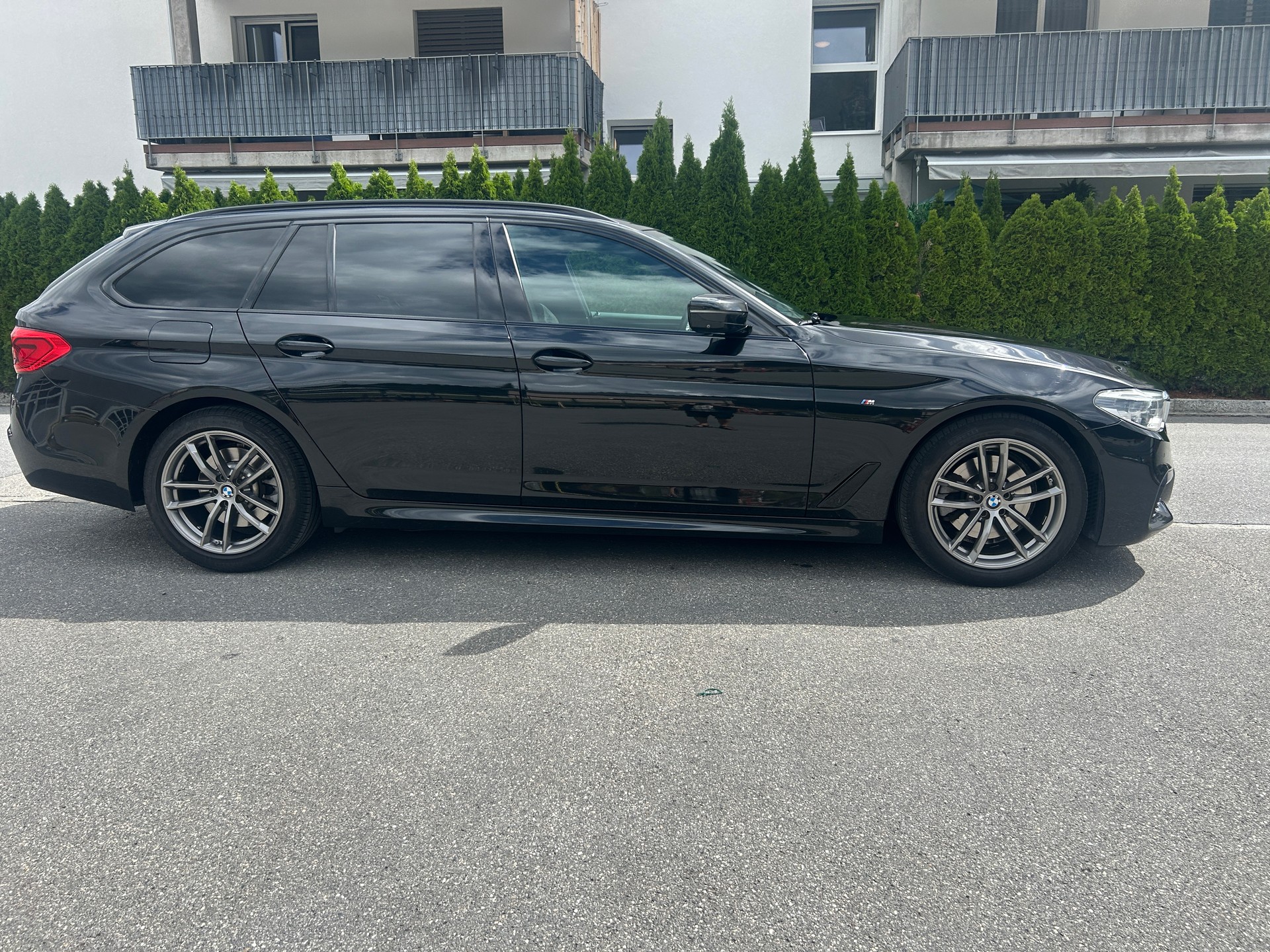 BMW 520d xDrive Touring Sport Line Steptronic-image-2