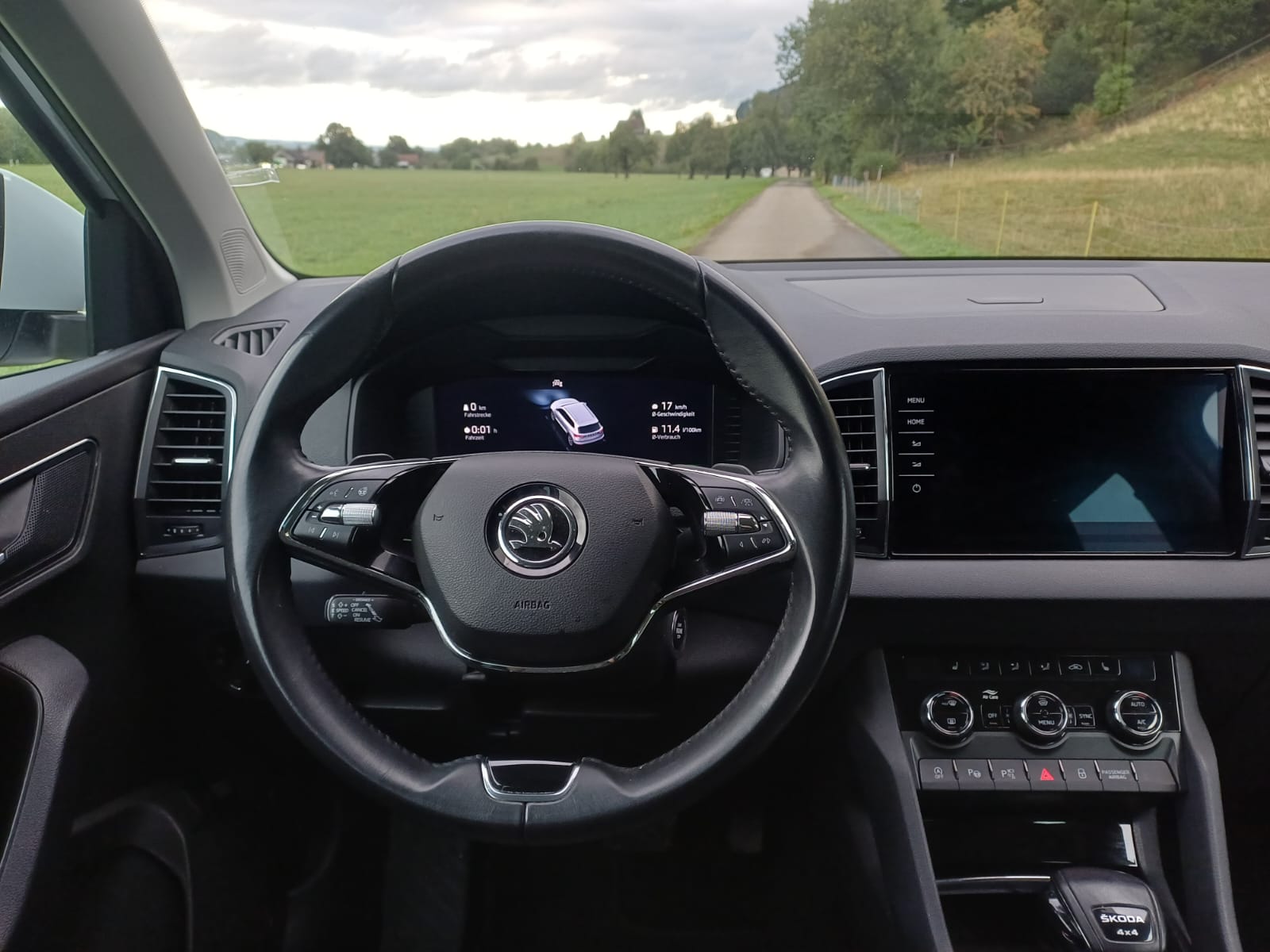 SKODA Karoq 2.0 TDI CR Style 4x4 DSG-image-4
