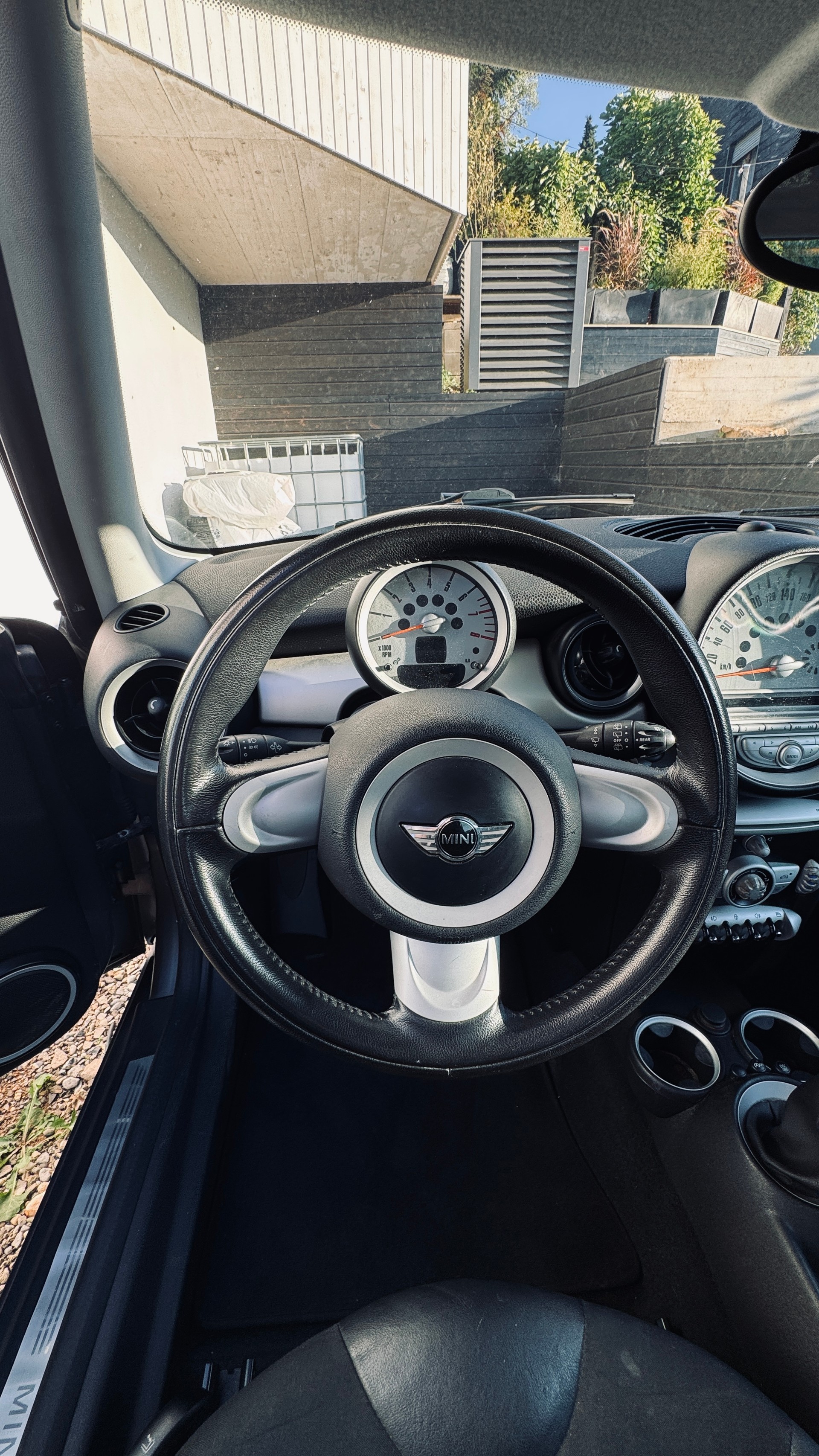 MINI 1.6i Cooper-image-3