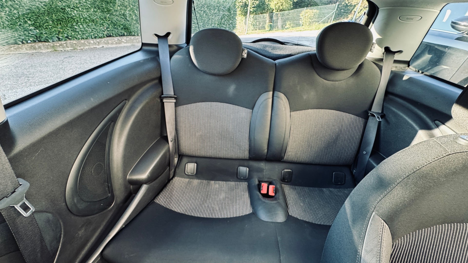 MINI 1.6i Cooper-image-2