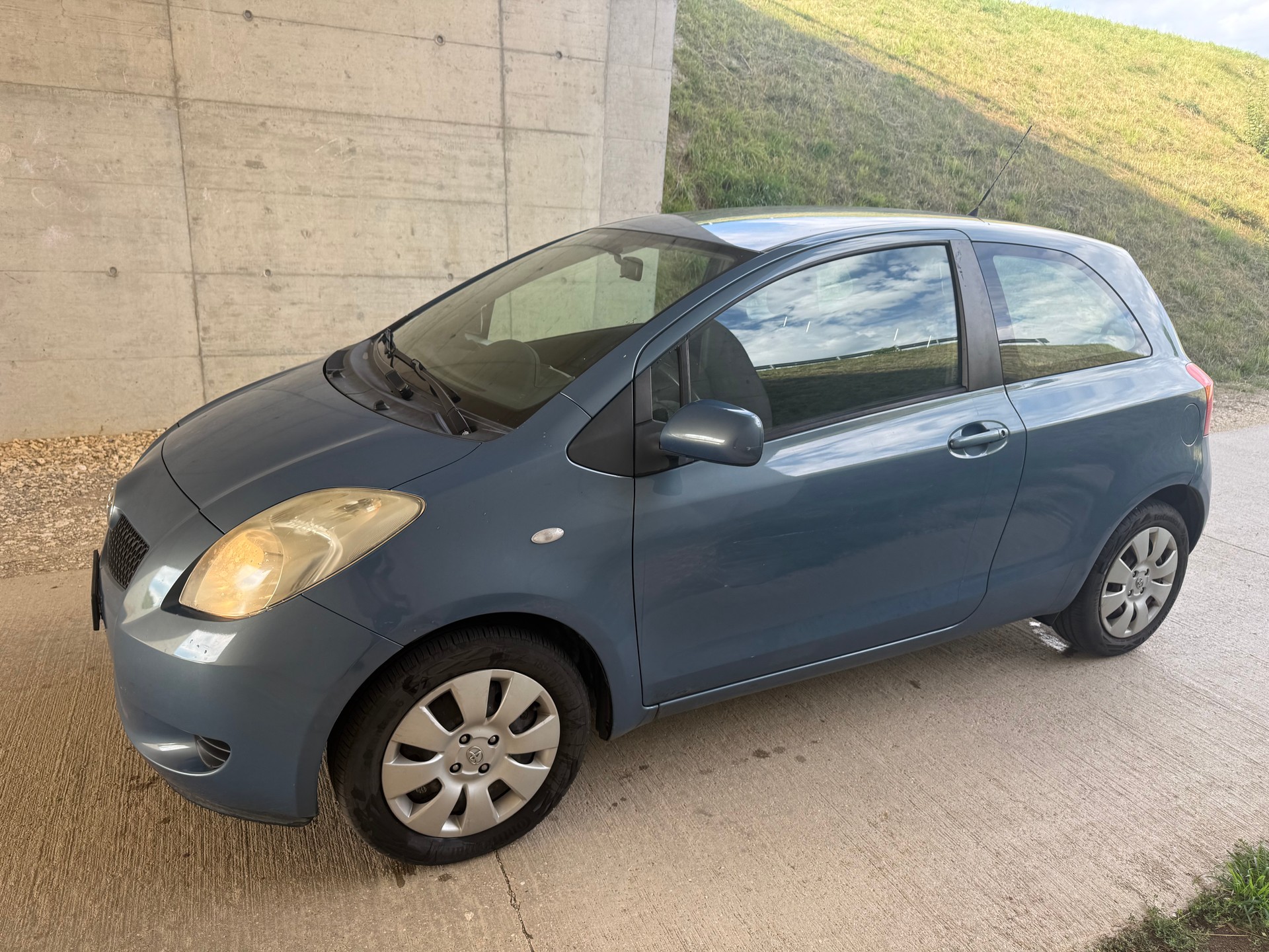 TOYOTA Yaris 1.0 Linea Luna-image-1