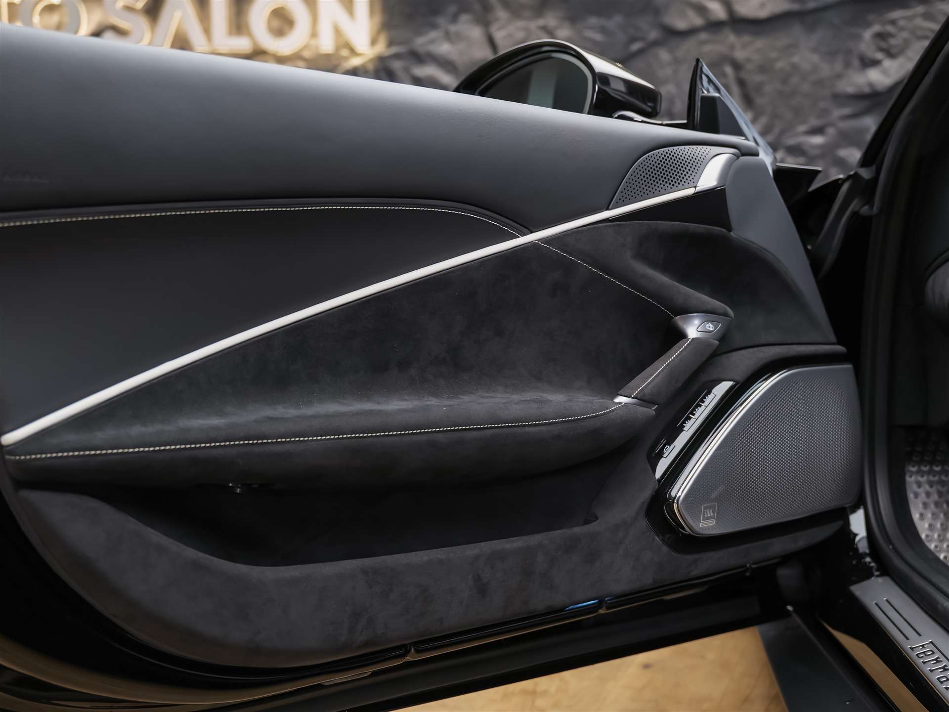 FERRARI Roma Spider 3.9 V8 T *ALL BLACK*Sitzbelüftung*JBL*-image-30