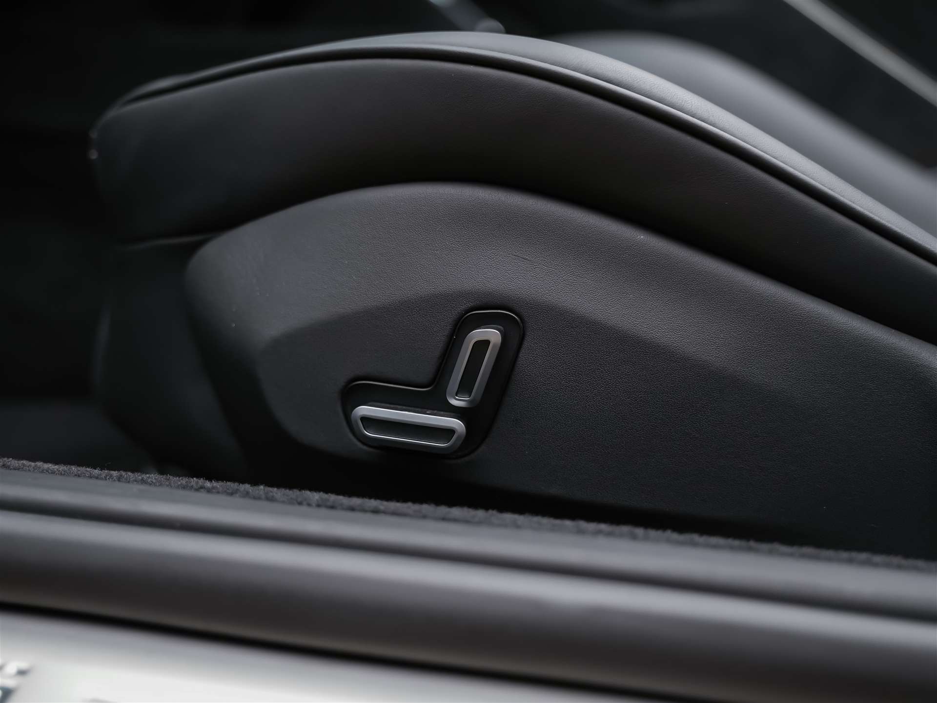 FERRARI Roma Spider 3.9 V8 T *ALL BLACK*Sitzbelüftung*JBL*-image-33