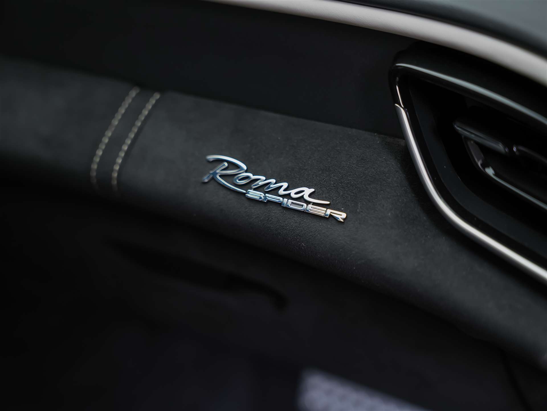 FERRARI Roma Spider 3.9 V8 T *ALL BLACK*Sitzbelüftung*JBL*-image-29