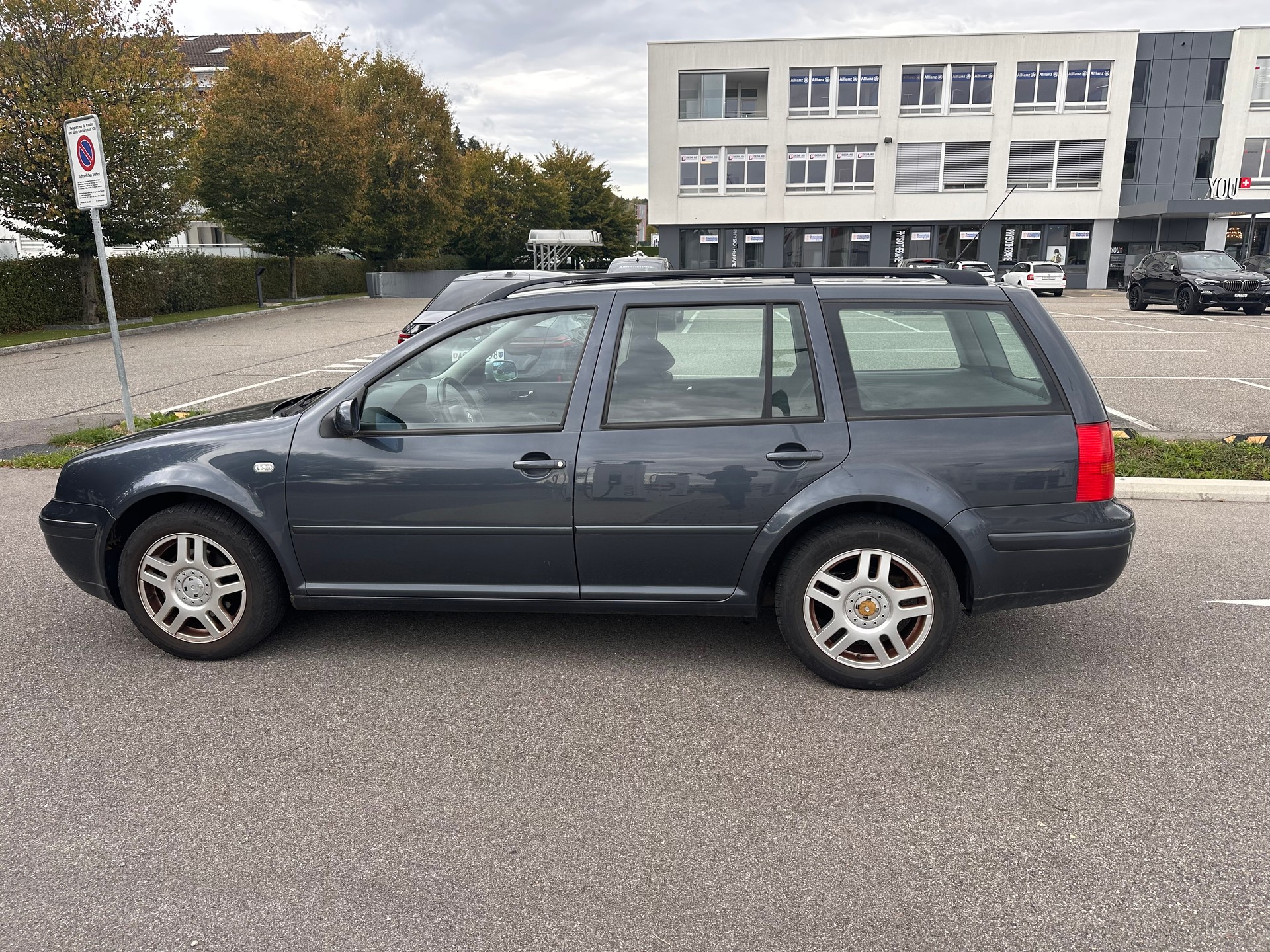 VW Golf Variant 1.6 Trendline Automatic-image-5