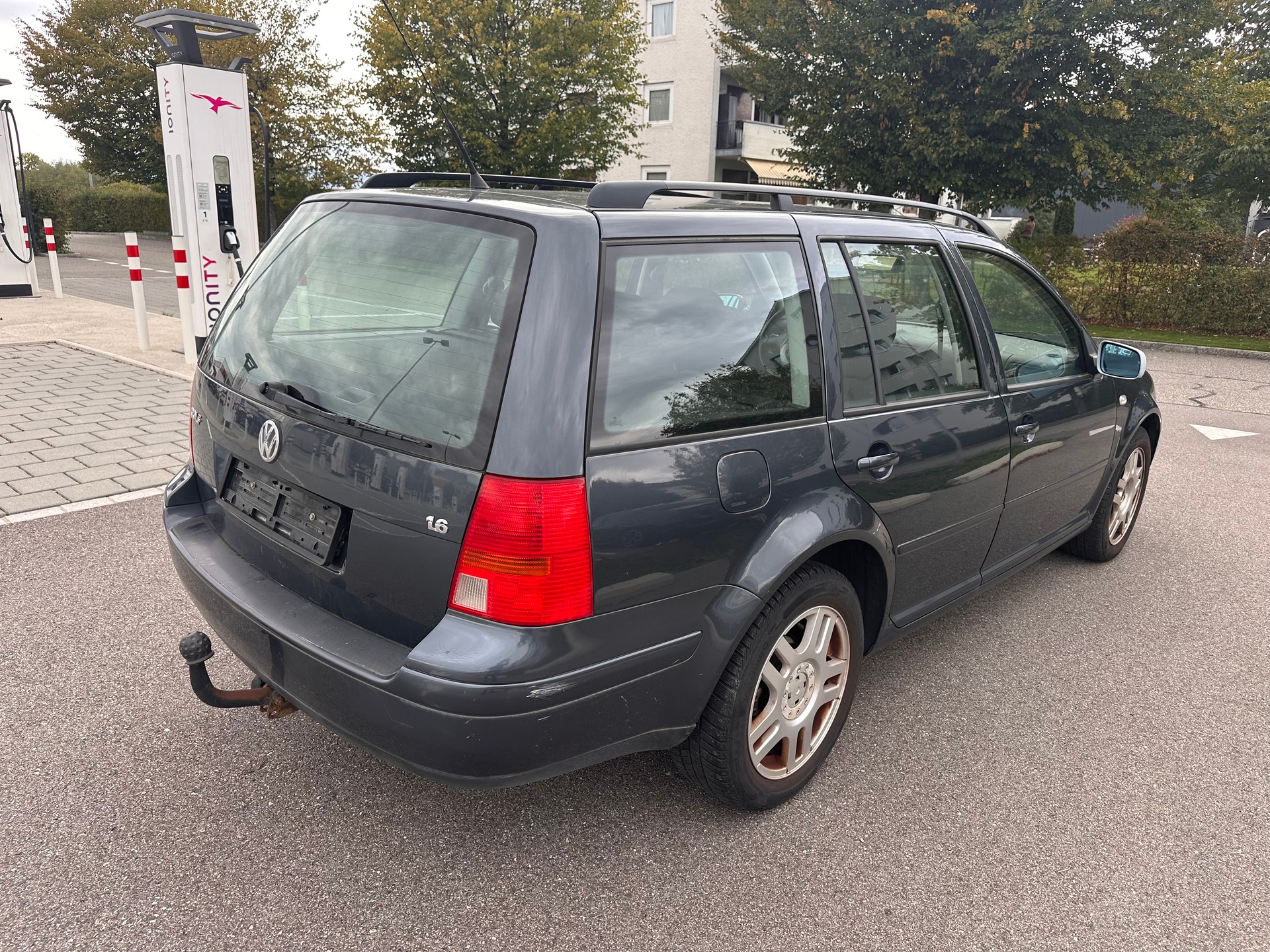 VW Golf Variant 1.6 Trendline Automatic-image-2
