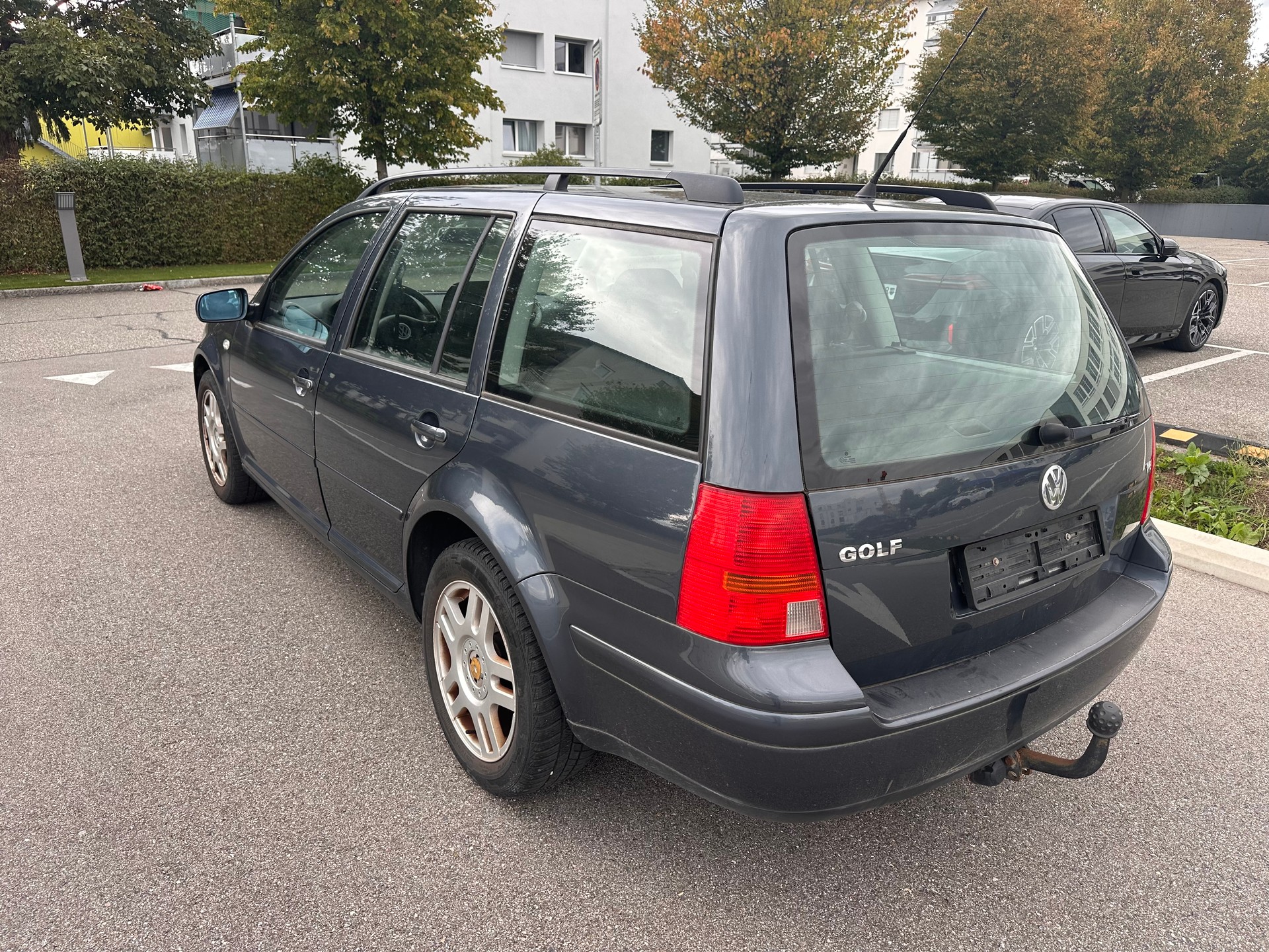 VW Golf Variant 1.6 Trendline Automatic-image-4