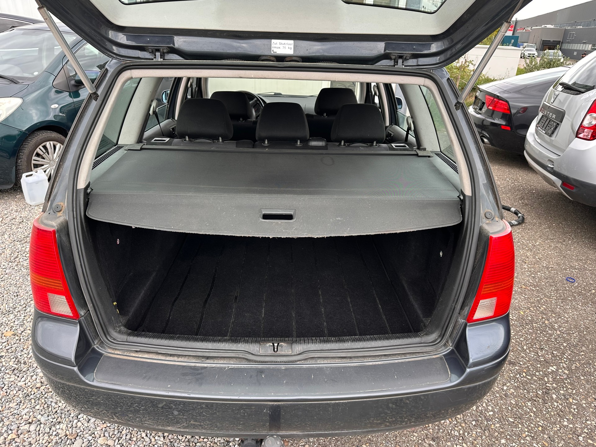 VW Golf Variant 1.6 Trendline Automatic-image-12
