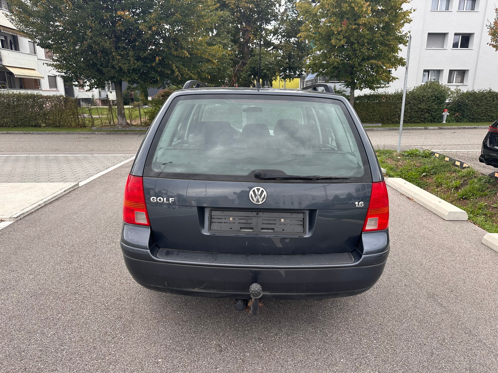 VW Golf Variant 1.6 Trendline Automatic-image-3
