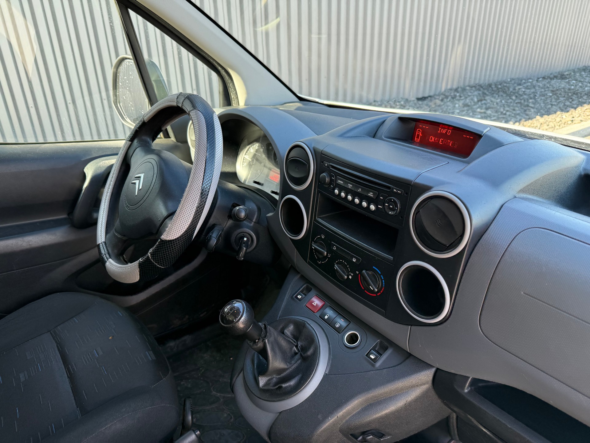 CITROEN BERLINGO 1.6 ESSENCE CHARGÉ 702 KG-image-9