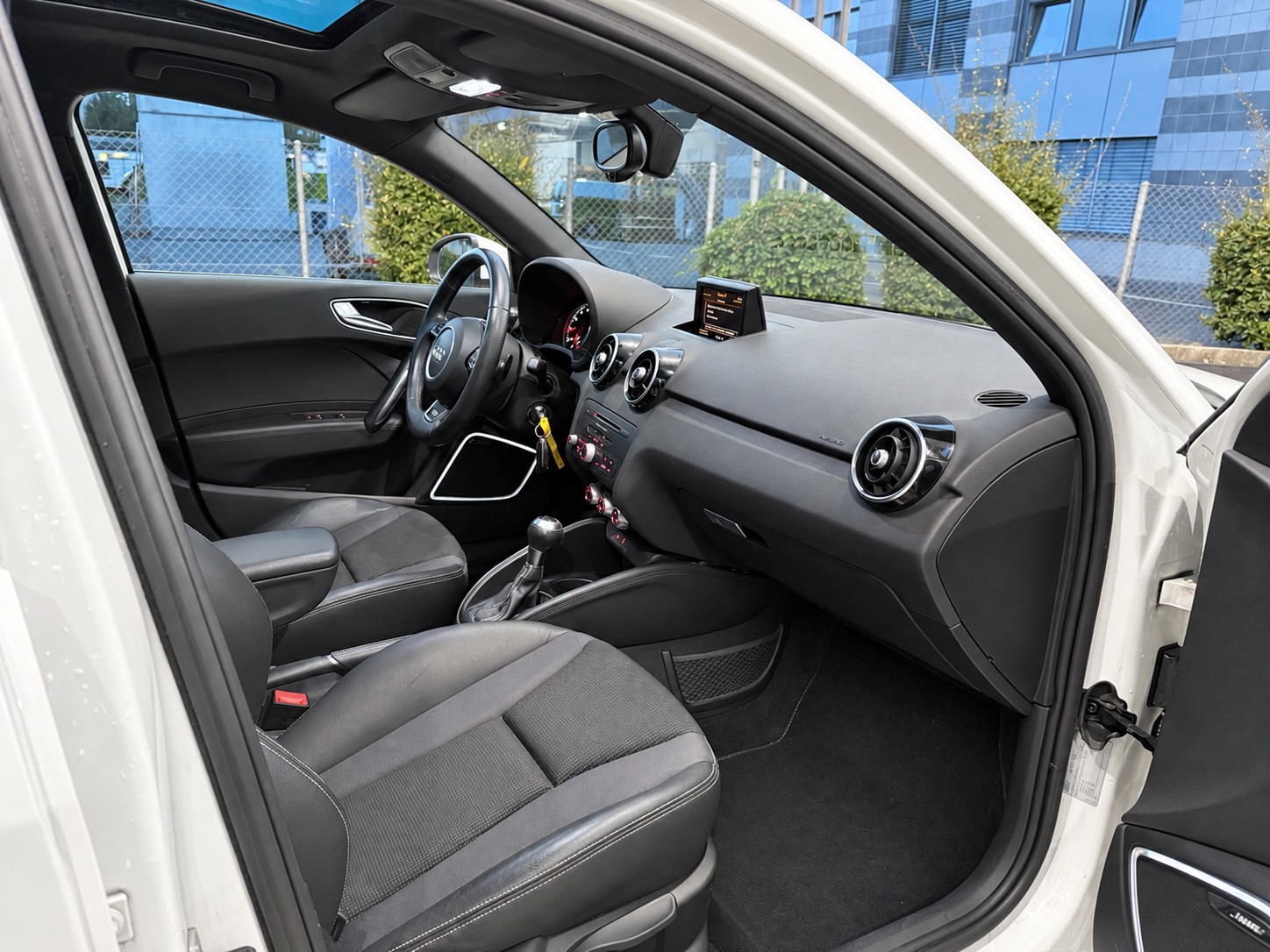 AUDI A1 Sportback Sport 1.4 TFSI Ambition S-tronic / Frisch ab MFK / BOSE Sound / Panoramadach / S-Sportsitze / Rotor Felgen-image-6