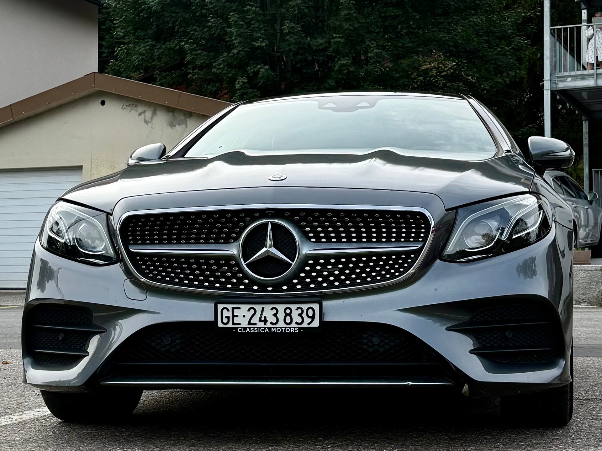 MERCEDES-BENZ E 200 AMG Line 4matic-image-4