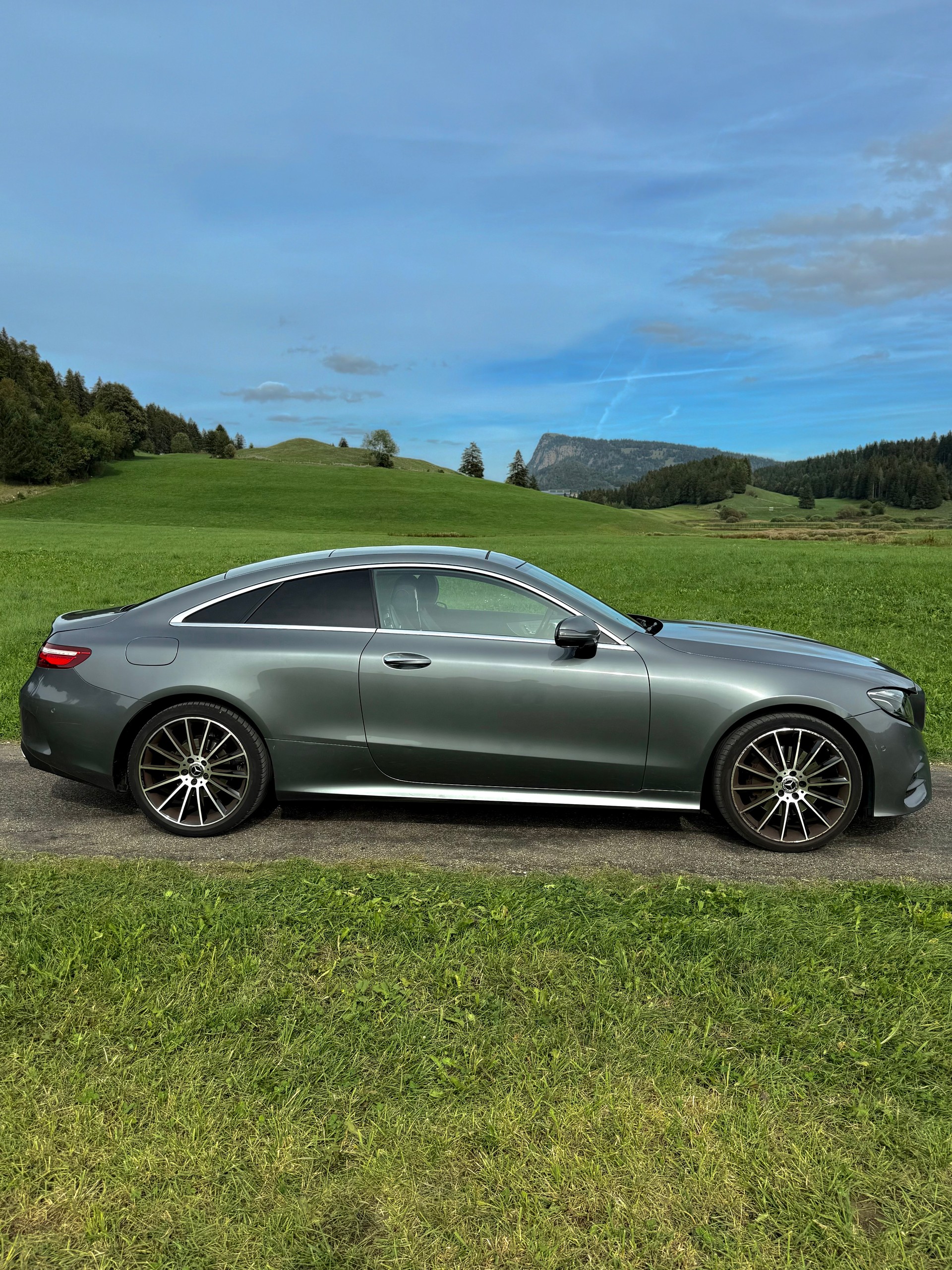 MERCEDES-BENZ E 200 AMG Line 4matic-image-0