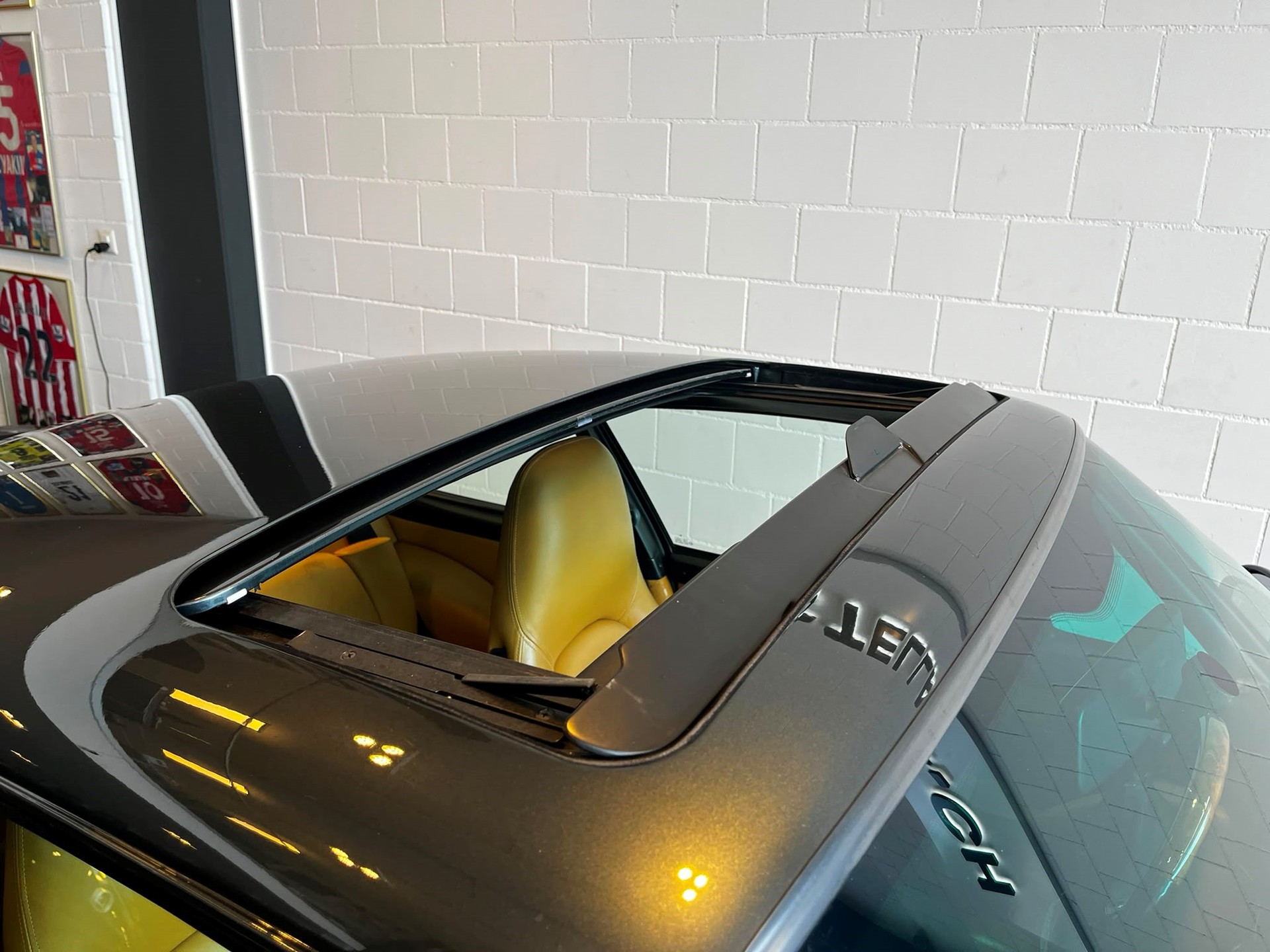 PORSCHE 911 Carrera-image-18