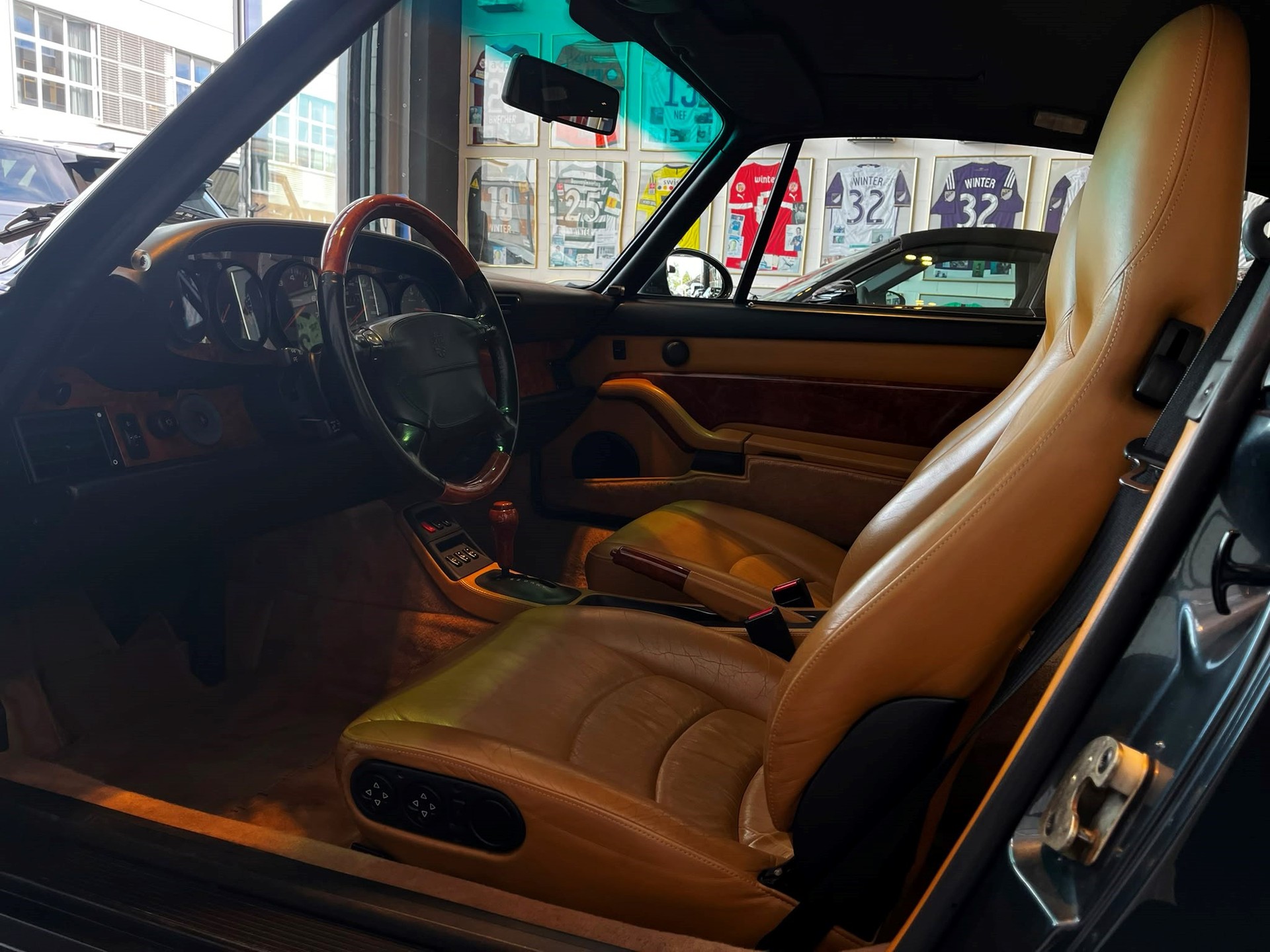 PORSCHE 911 Carrera-image-12