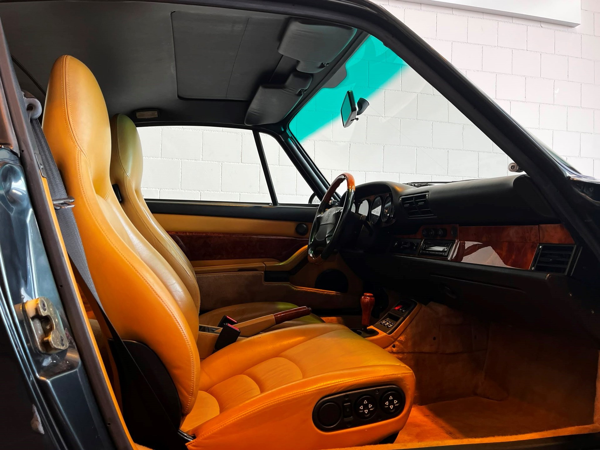 PORSCHE 911 Carrera-image-14