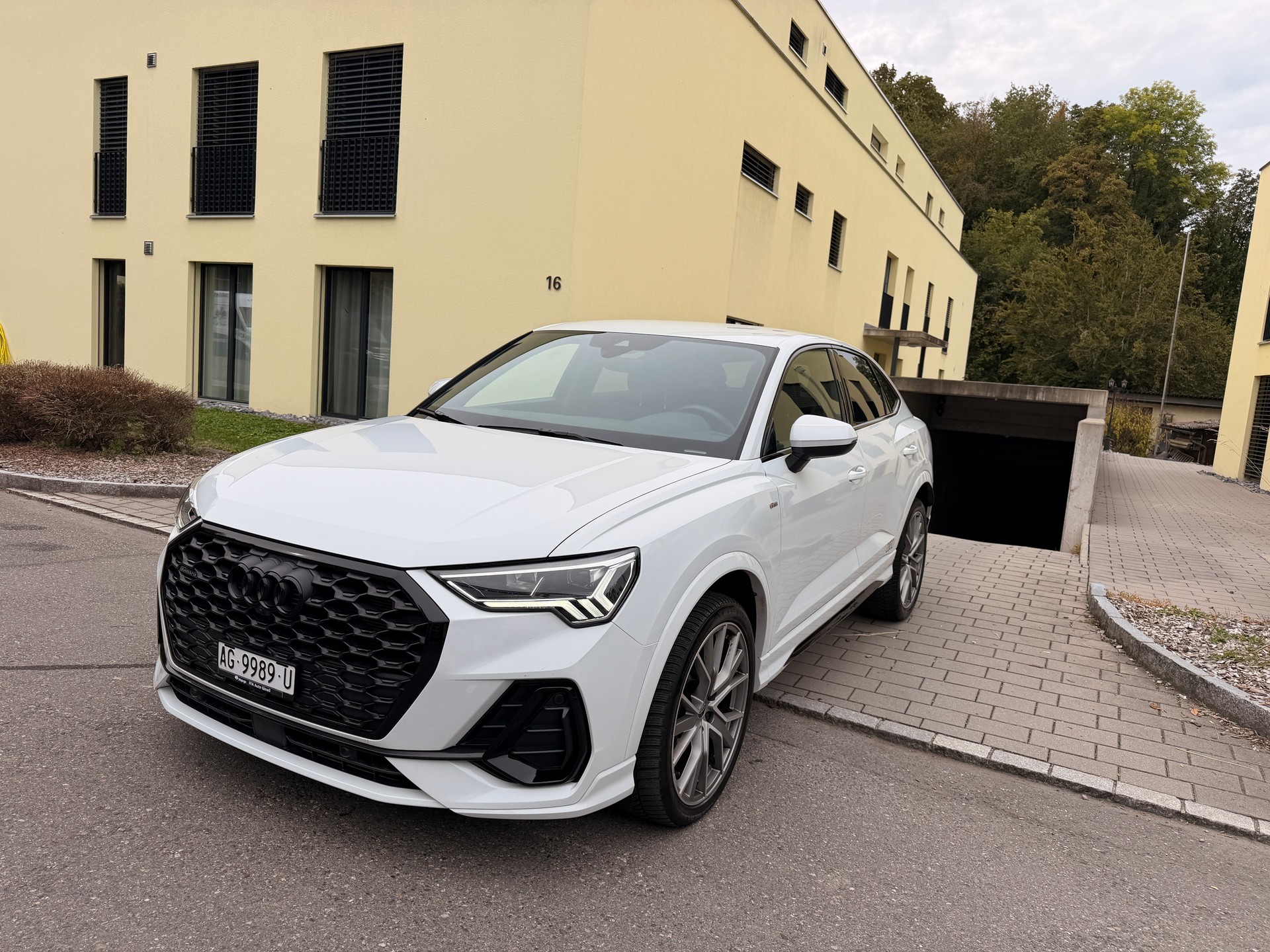AUDI Q3 Sportback 40 TDI S line quattro S-tronic-image-1