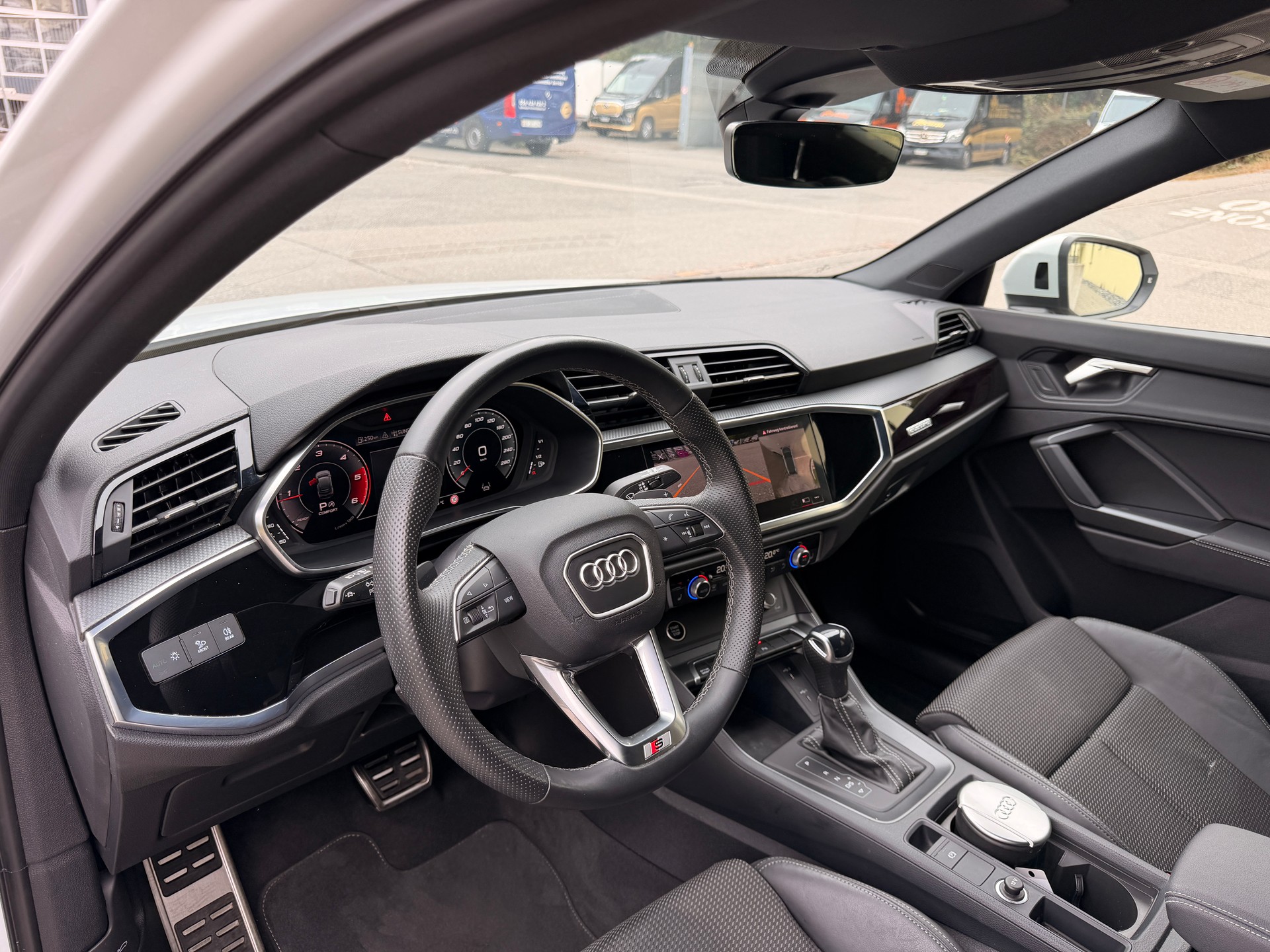 AUDI Q3 Sportback 40 TDI S line quattro S-tronic-image-6