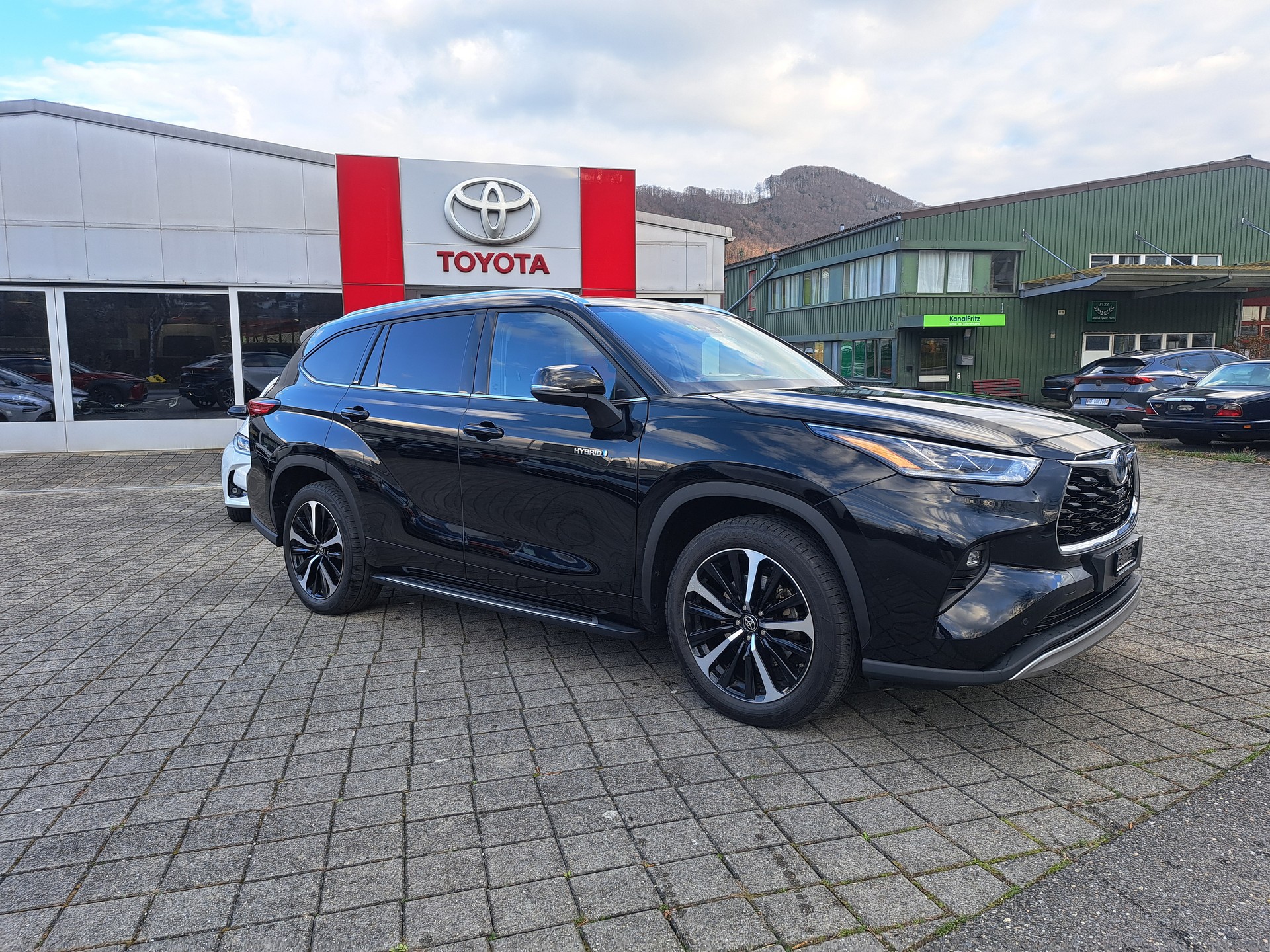 TOYOTA Highlander 2.5 HSD Premium e-CVT-image-2
